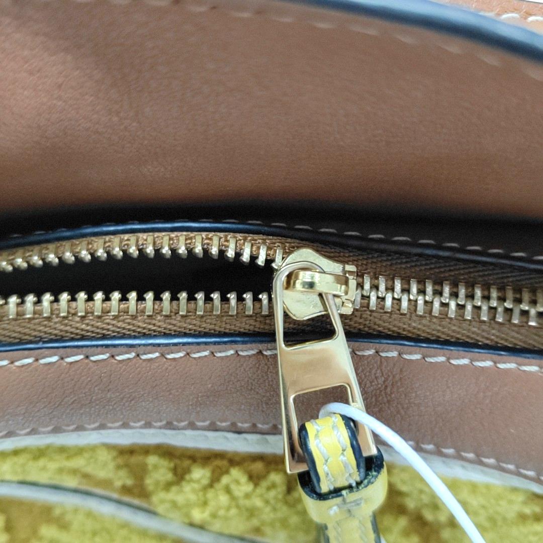 Loewe x William De Morgan Mini Puzzle brodé Brown Yellow Multicolor en vente 4