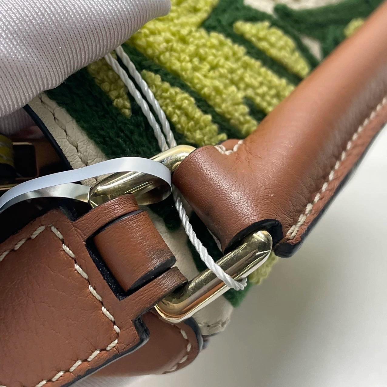 Loewe x William De Morgan Puzzle Mini brodé jaune multicolore en vente 8