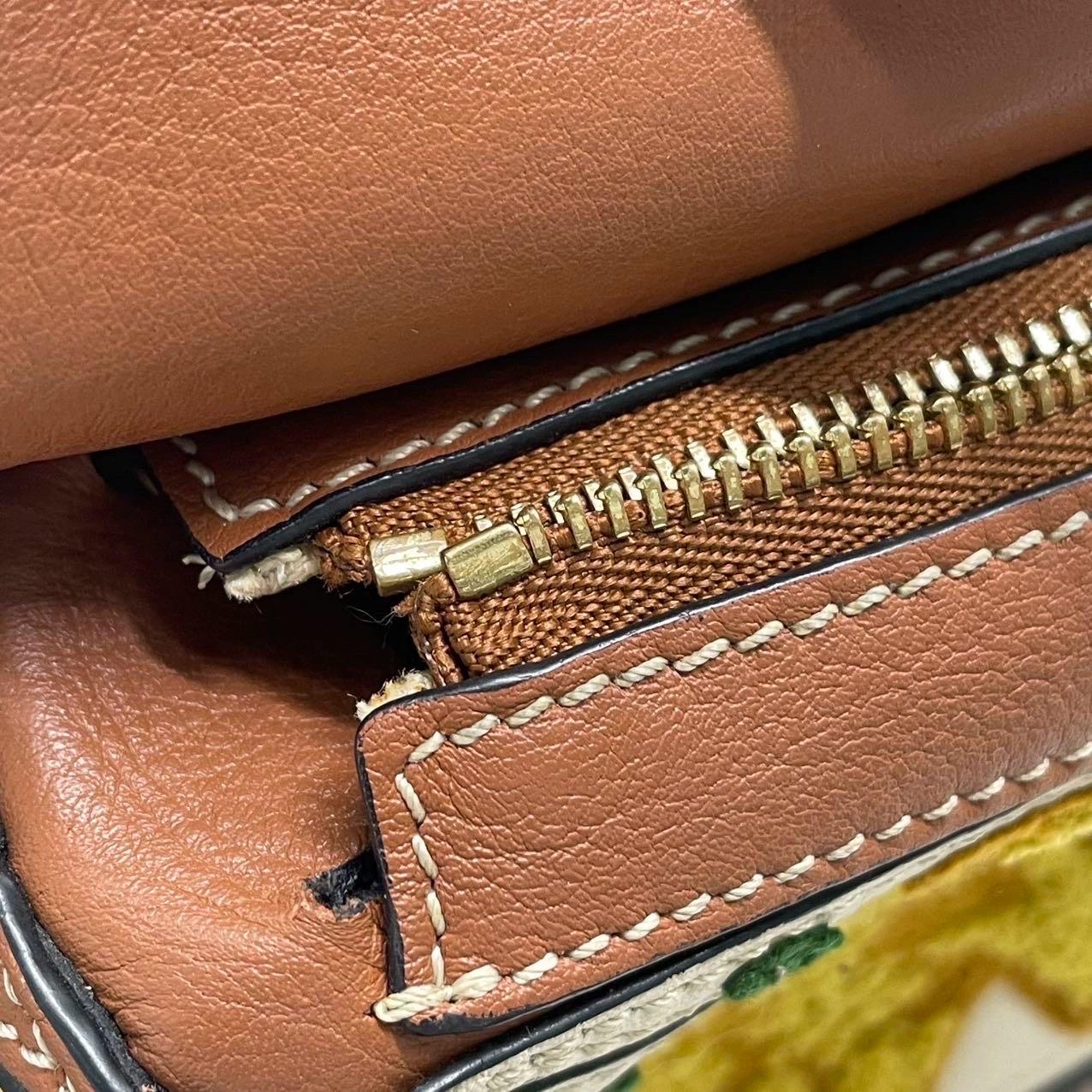 Loewe x William De Morgan Puzzle Mini brodé jaune multicolore en vente 11