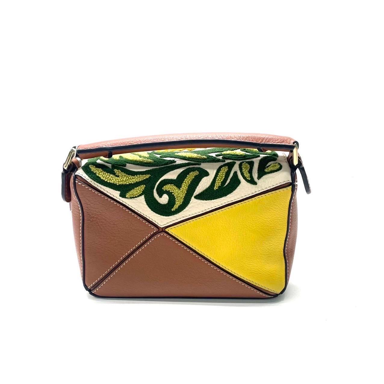 Le sac Puzzle de Loewe est un classique intemporel et culte. Confectionné en cuir de veau souple, ce sac est polyvalent et élégant. Il est orné d'une quincaillerie argentée et de panneaux inspirés de la technique de l'origami. 

ÉTAT :