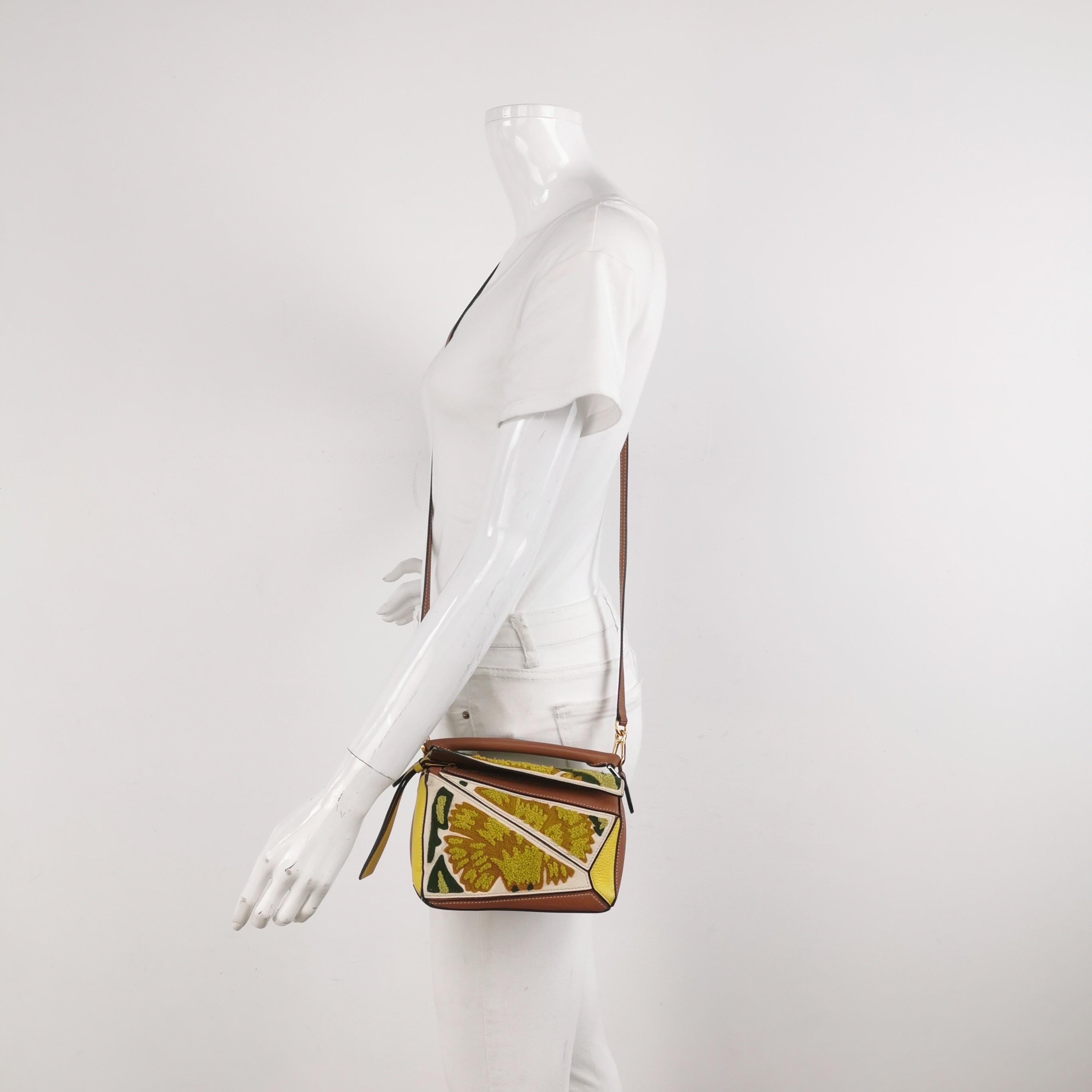 El bolso Puzzle de Loewe es una pieza de culto clásica e intemporal. Fabricado en flexible piel de becerro y acabado con herrajes plateados y los característicos paneles inspirados en el origami, este bolso es versátil y elegante. 

ESTADO: