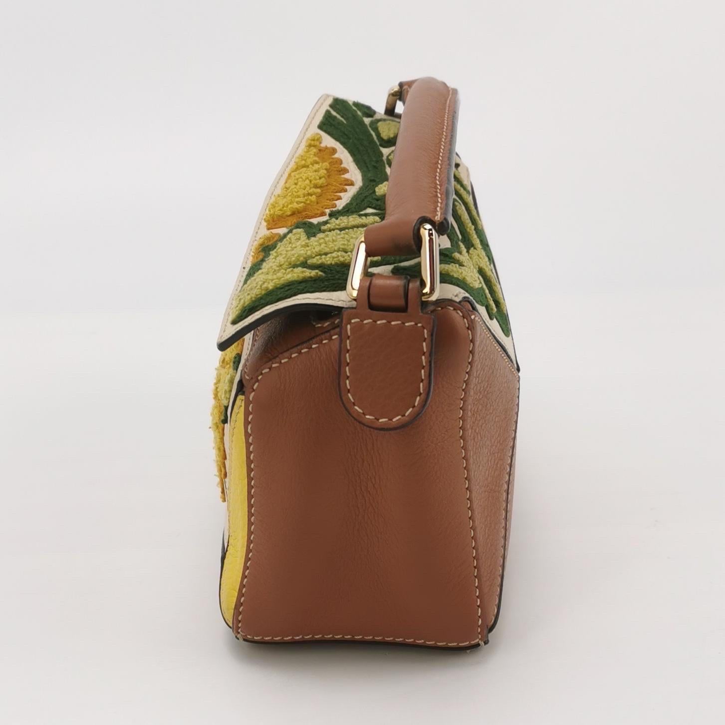 Loewe x William De Morgan Puzzle Mini Bordado Amarillo Multicolor en Excelente estado para la venta en AUBERVILLIERS, FR