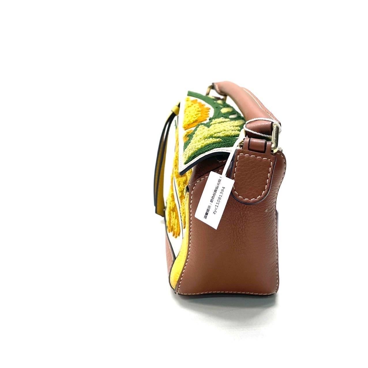 Loewe x William De Morgan Puzzle Mini brodé jaune multicolore Excellent état - En vente à AUBERVILLIERS, FR