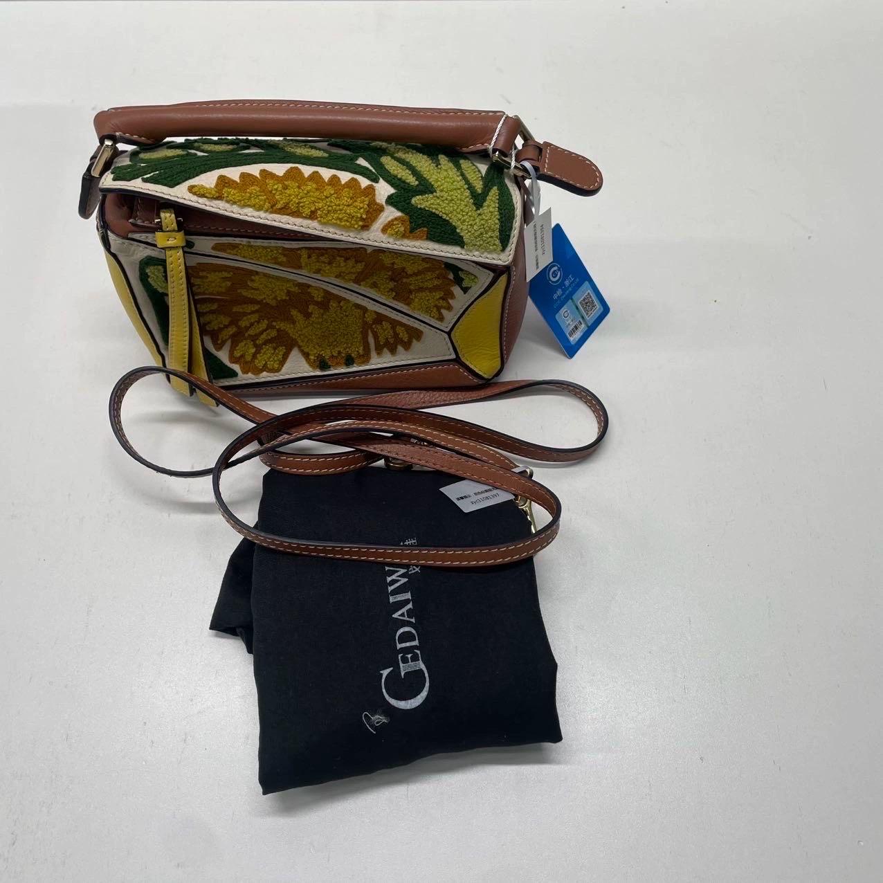Loewe x William De Morgan Puzzle Mini brodé jaune multicolore en vente 3
