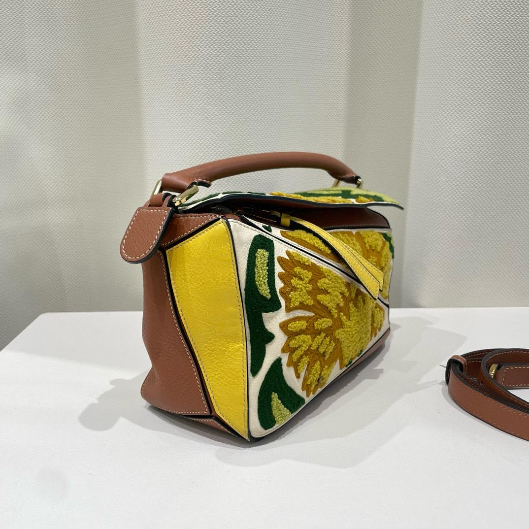 Le sac Puzzle de Loewe est un classique intemporel et culte. Confectionné en cuir de veau souple, ce sac est polyvalent et élégant. Il est orné d'une quincaillerie argentée et de panneaux inspirés de la technique de l'origami. 

ÉTAT :
