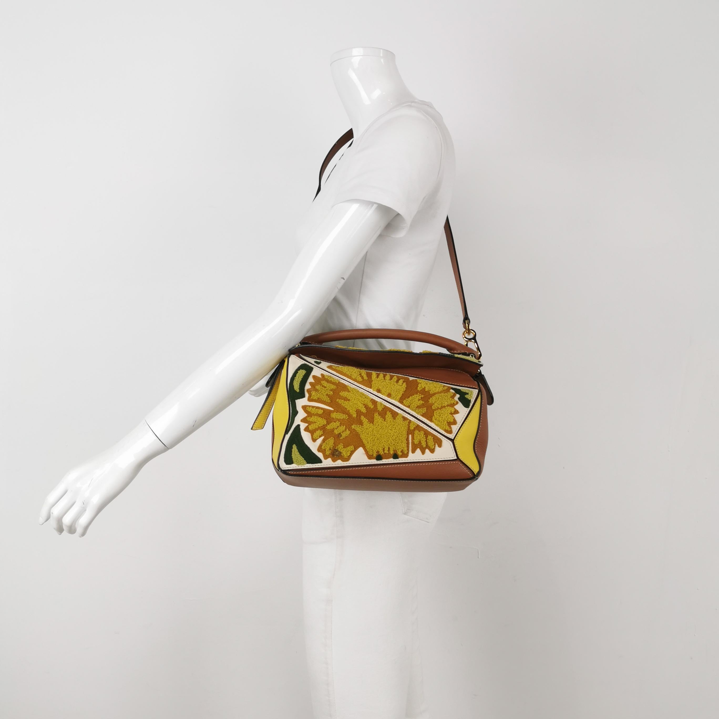 Loewe's Puzzle bag is a timeless classic cult piece. Crafted from supple calfskin leather and finished with silver hardware and signature origami-inspired panels, this bag is versatile and stylish. 

CONDITION: EXCELLENT

This preloved authentic