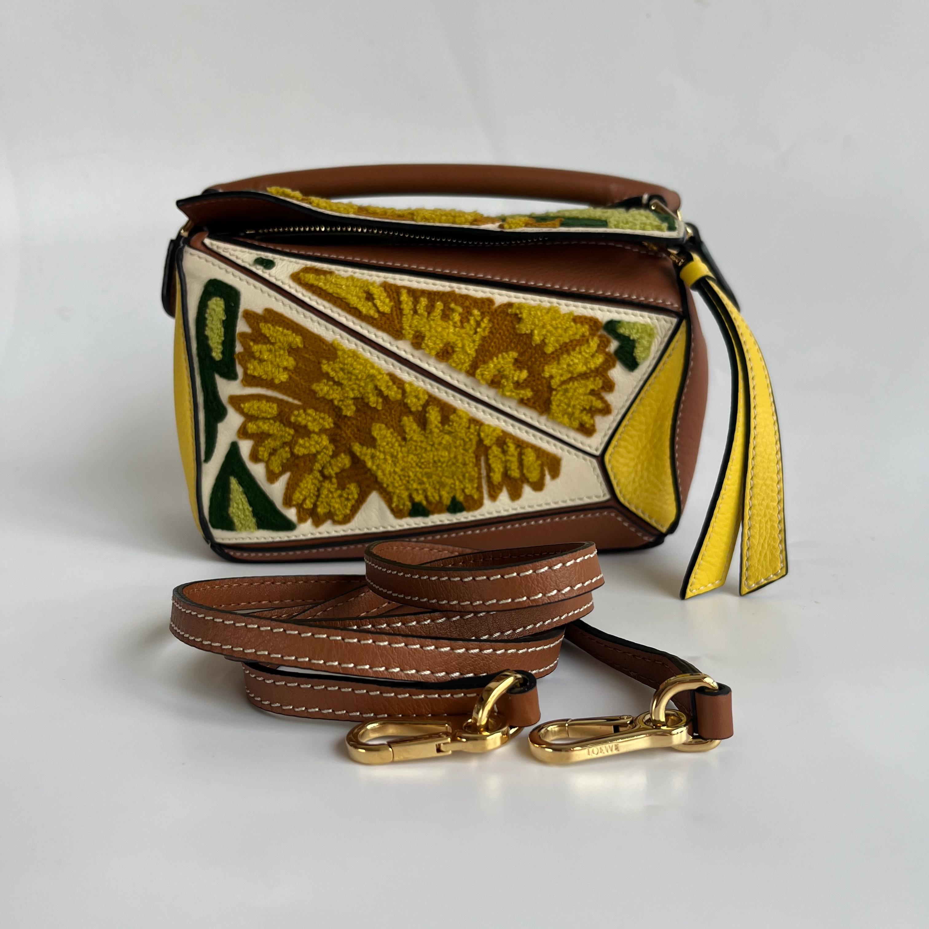 Loewe x William De Morgan Puzzle Small Embroidered Yellow Multicolor In Good Condition For Sale In AUBERVILLIERS, FR