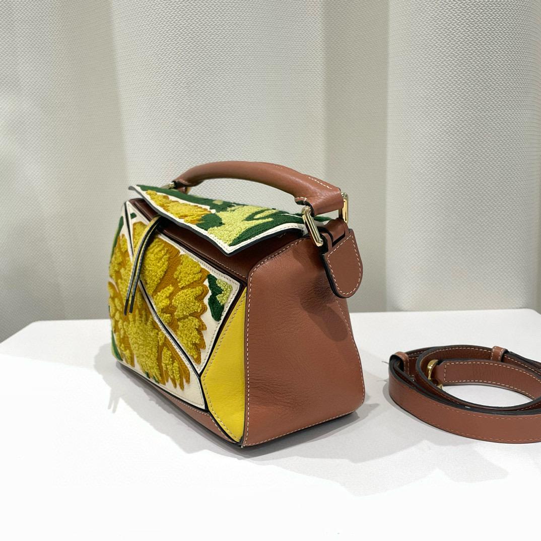 Loewe x William De Morgan Puzzle petite pièce brodée jaune multicolore en vente 2
