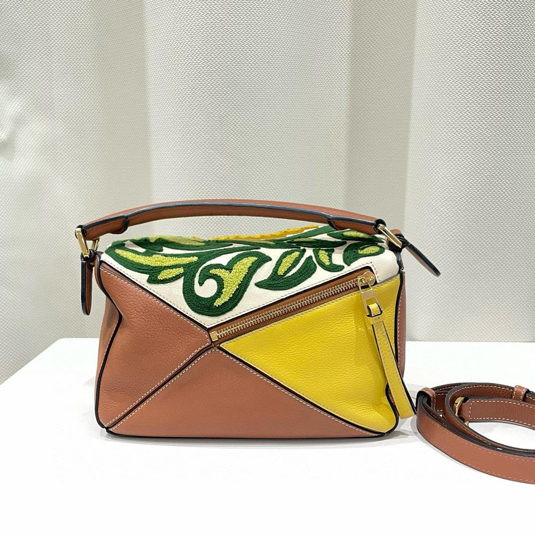 Loewe x William De Morgan Puzzle petite pièce brodée jaune multicolore en vente 3