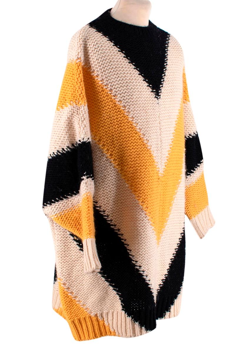 Loewe Gelb, Schwarz & Beige Chevron gestreifter Pullover in Übergröße
 

 - Dreifarbiger Strickpullover in Übergröße mit geripptem Rundhalsausschnitt und Fledermausärmeln
 - Vielseitig, unisex
 

 Materialien
 100% Wolle 
 

 Hergestellt in Italien
