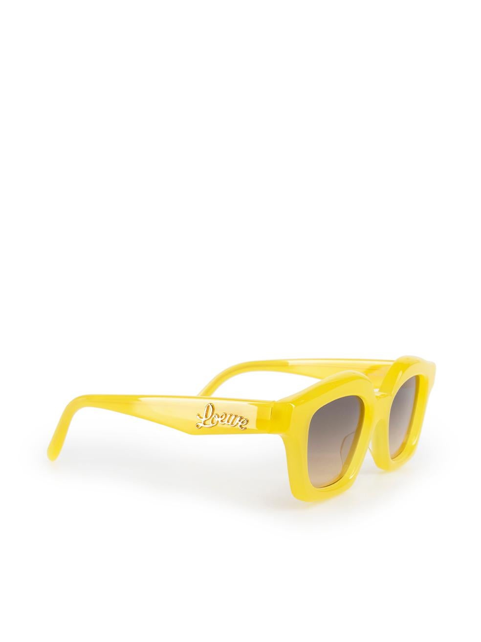 CONDITION is Never Worn. No visible wear to sunglasses is evident on this used Loewe designer resale item. Comes in original leather case.
 
Details
Yellow
Plastic
Sunglasses
Square frame
Tinted gradient black lens

Made in