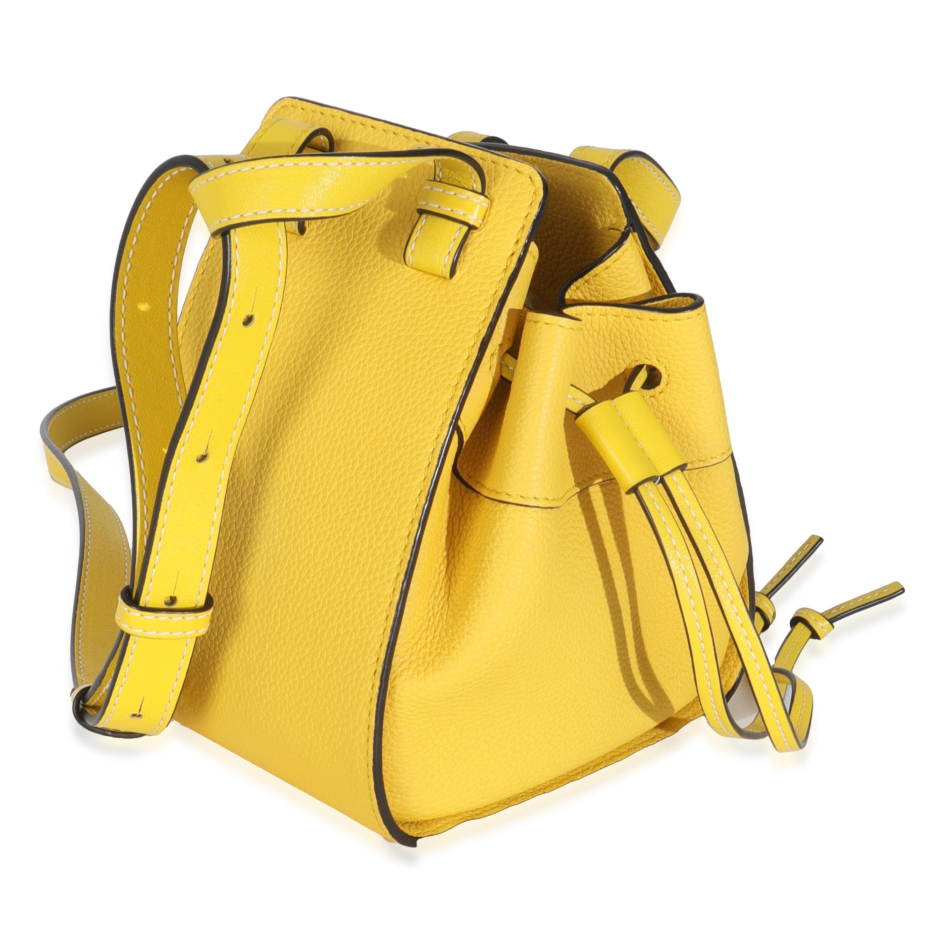 Titel der Auflistung: Loewe Gelbes genarbtes Kalbsleder Mini-Hängematte
SKU: 146582
Zustand: Gebraucht 
Handtasche Zustand: Tadellos
Bemerkungen zum Zustand: Artikel hat keine Anzeichen von Verschleiß.  Endverkauf.
Marke: Loewe
Modell:
