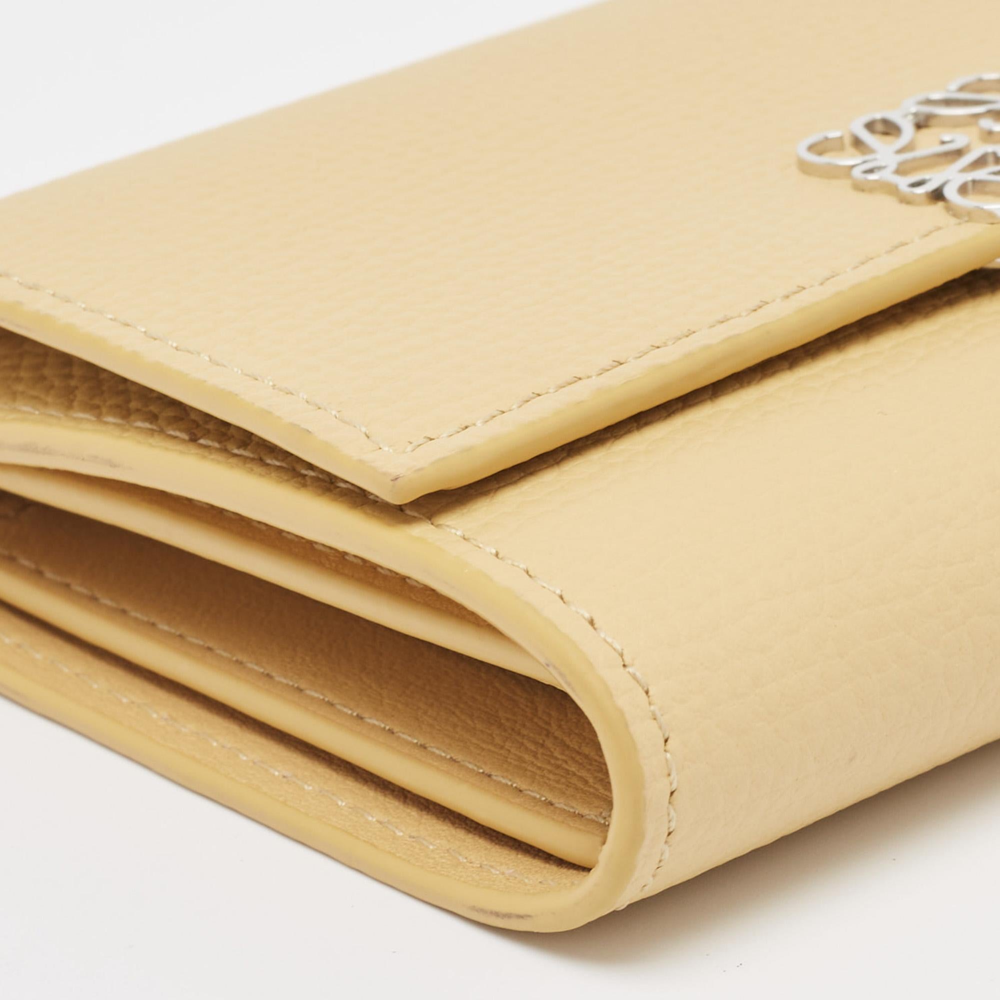 Loewe Gelbes Anagramm-Dreifach-Brieftasche aus Leder im Angebot 6
