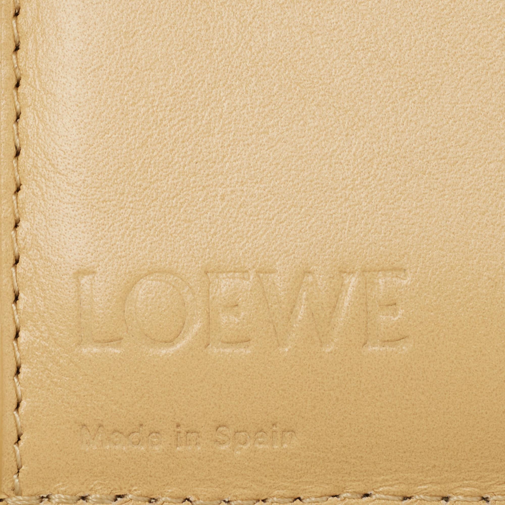 Loewe Gelbes Anagramm-Dreifach-Brieftasche aus Leder Damen im Angebot