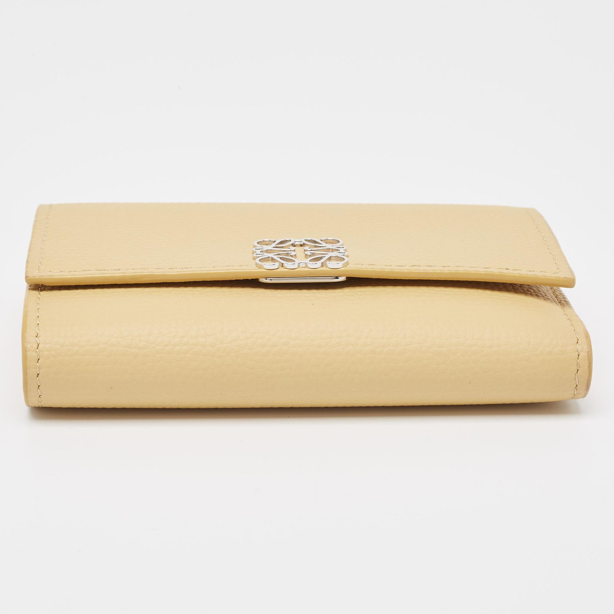 Loewe Gelbes Anagramm-Dreifach-Brieftasche aus Leder im Angebot 5