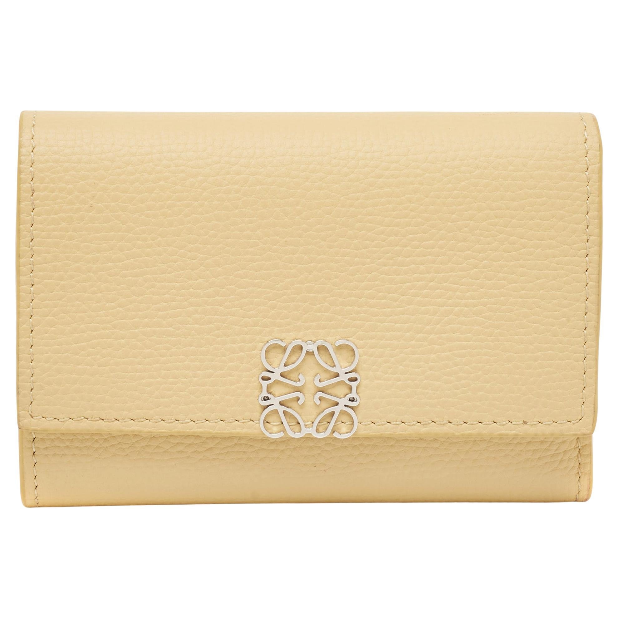 Loewe Gelbes Anagramm-Dreifach-Brieftasche aus Leder im Angebot