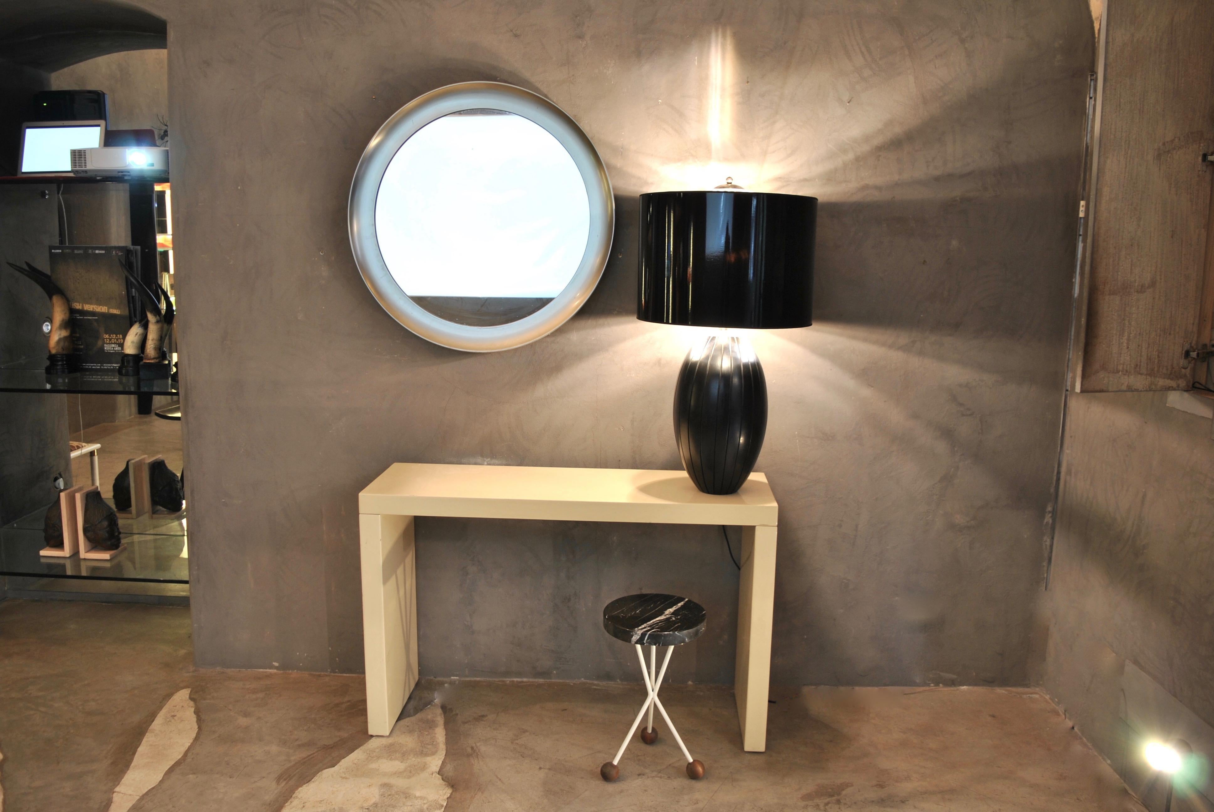 Superb lamp 70 years with black ceramic pitch base and lighting brushed steel paete. The bulbs are adjustable. Important note is that the designer was for many years a collaborator of the Milanese designer Gabriella Crespi. Signatures at the ends.