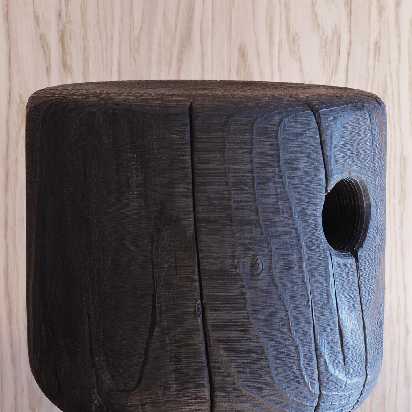 Tabouret Lofi Burnt Cedar tout en bois de cèdre massif
en finition brûlée. Le bois de cèdre massif comprend le mouvement, 
fissures et les changements dans les conditions du bois, c'est le 
caractéristique essentielle du bois de cèdre massif