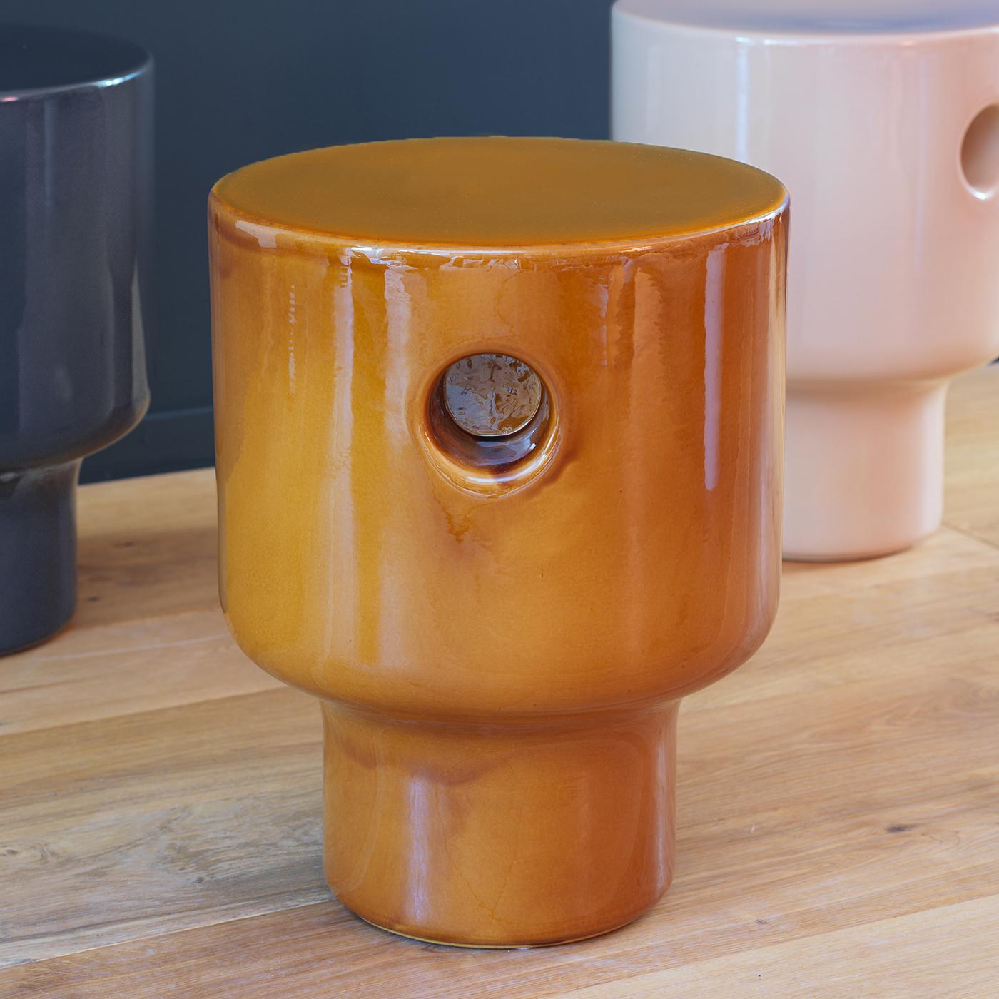 Stool Lofi Orange all in hand-crafted ceramic 
in glazed orange finish. 
Also available in other colors, on request and 
providing RAL reference.