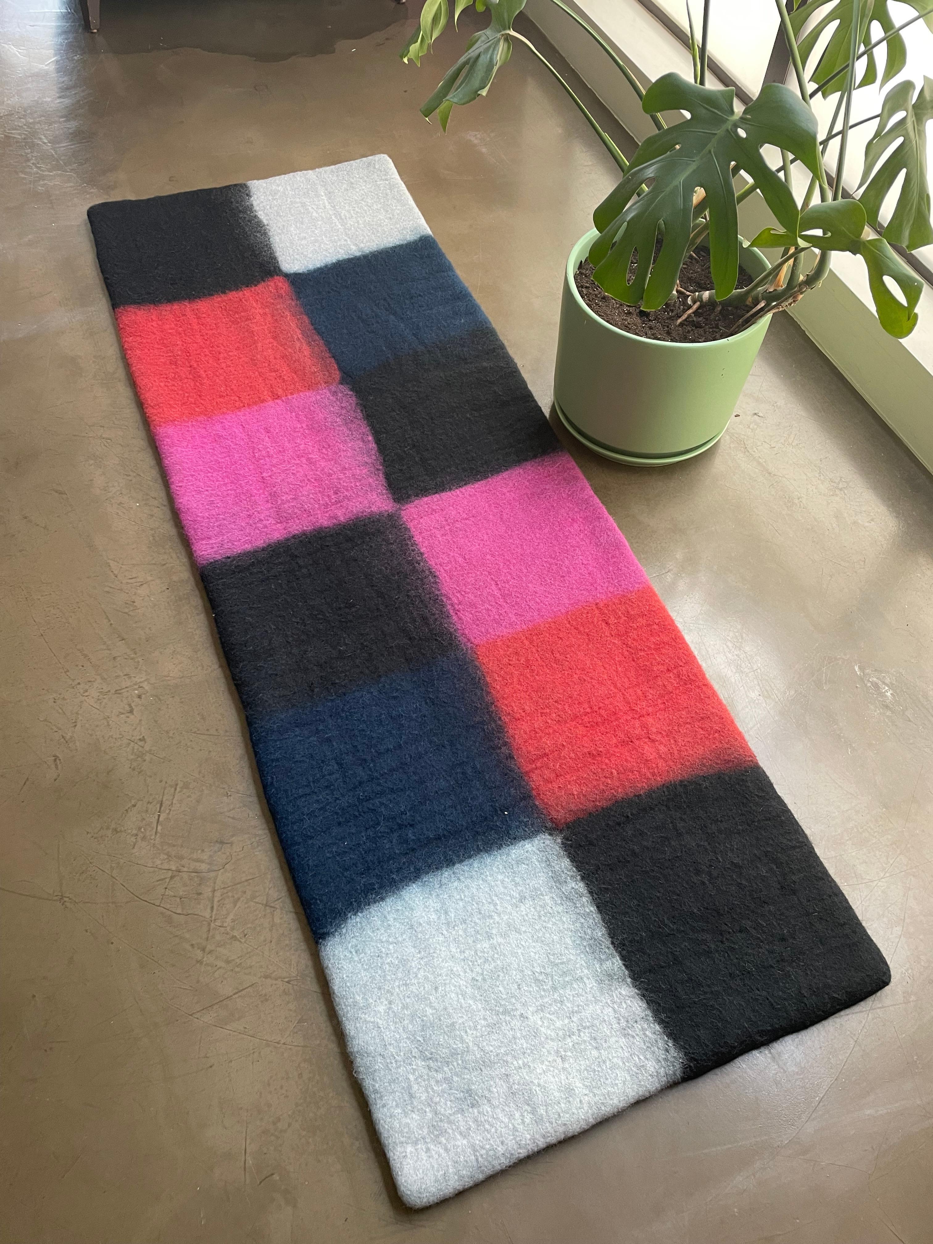 Moderno Tappeto LoFi Runner Peace Industry (R) in vendita