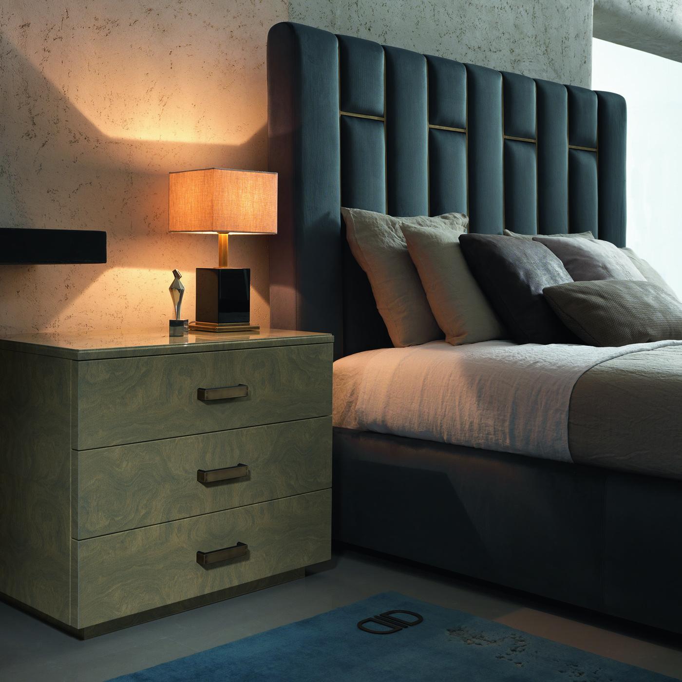 The elegant Loft 3-drawer side table makes a stylish addition to your bedroom furnishings. With a structure and top crafted from plywood, it is finished in a brushed gloss lacquer. The fully lined drawers and the brass base and handles in a