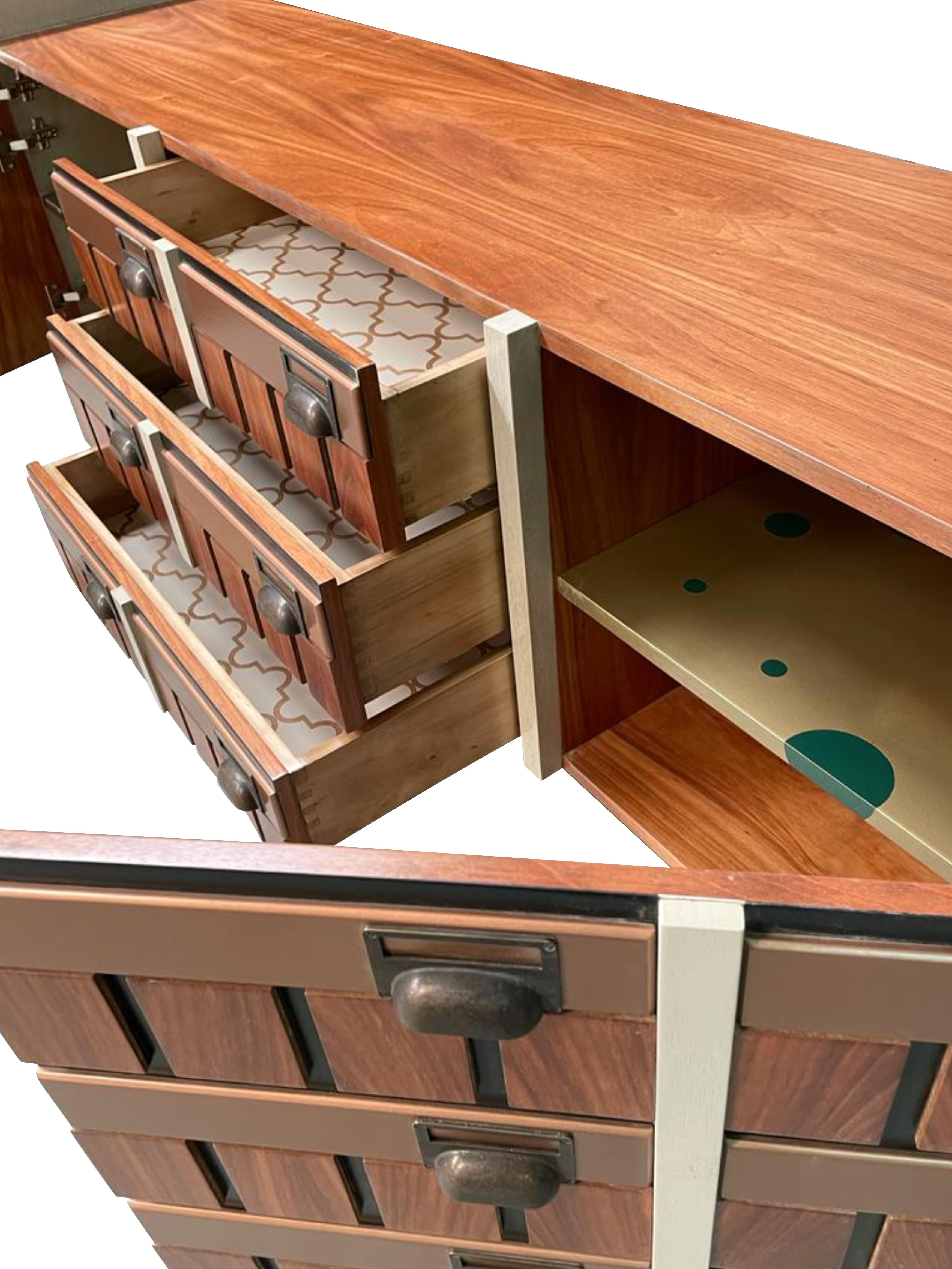 Credenza Loft in stile industriale, due ante e tre cassetti, di Lola Glamour in vendita 3
