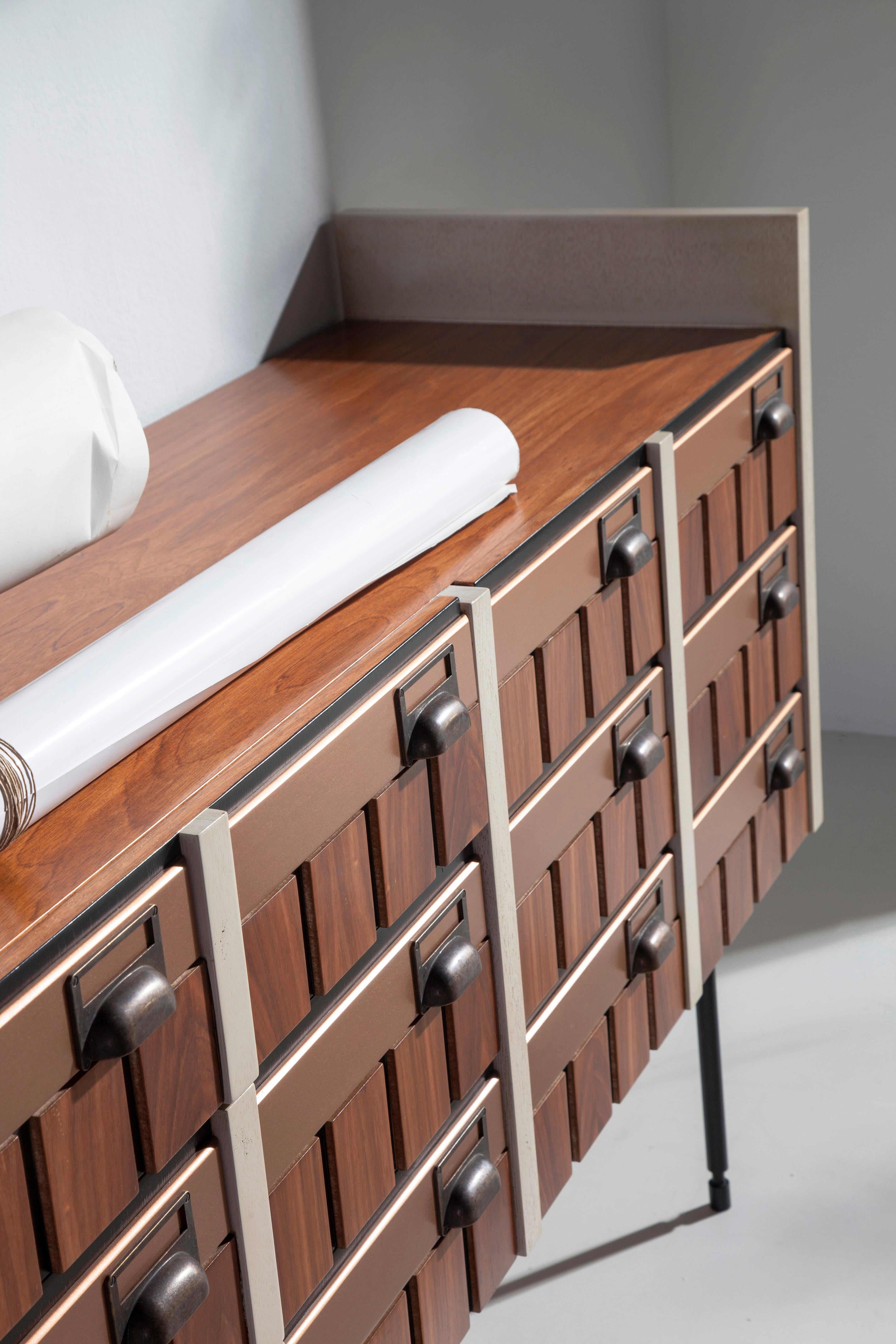 Credenza Loft in stile industriale, due ante e tre cassetti, di Lola Glamour in vendita 4