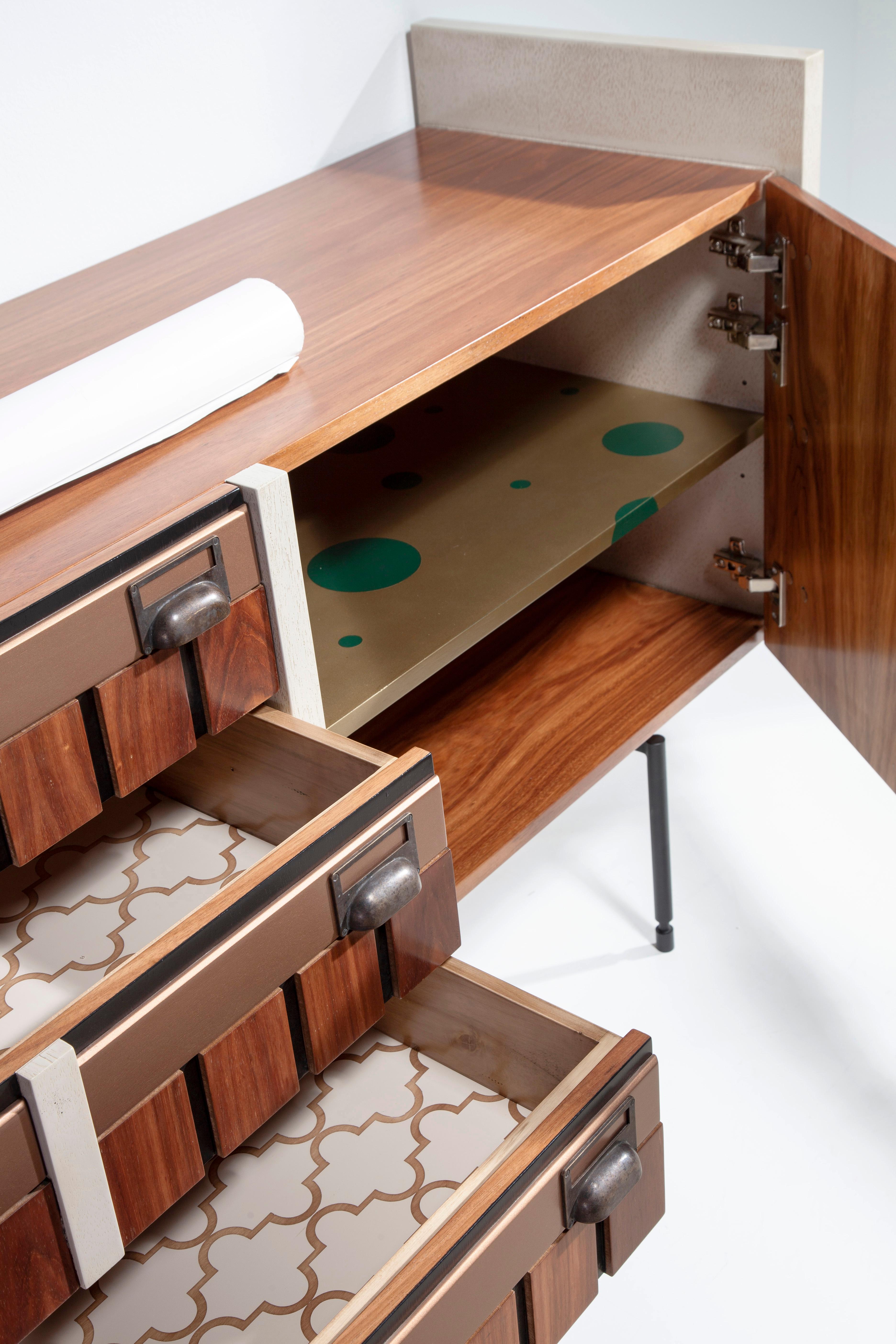 Credenza Loft in stile industriale, due ante e tre cassetti, di Lola Glamour in vendita 5