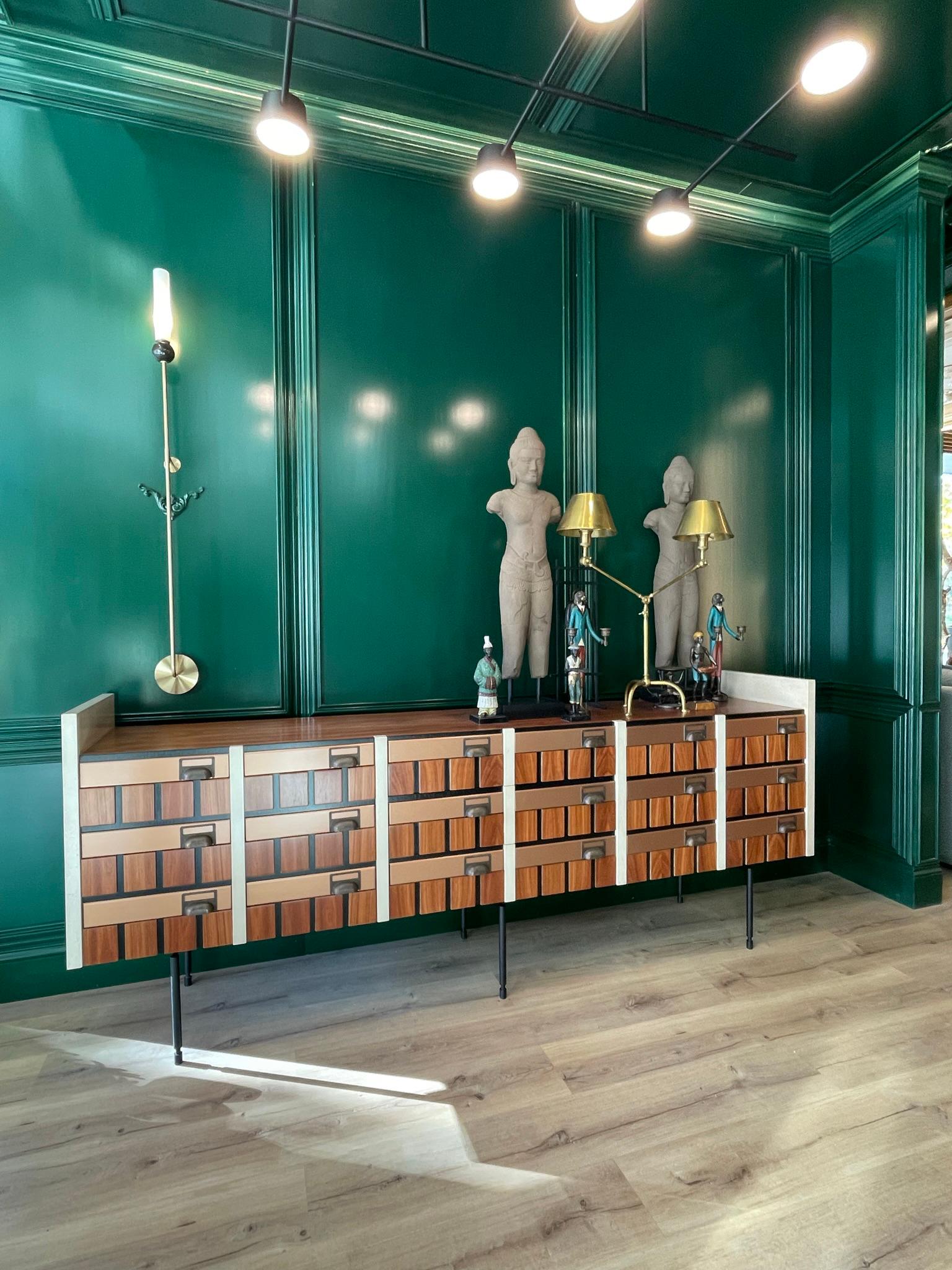 Credenza Loft di Lola Glamour
Dimensioni: D 45 x L 220 x H 90 cm
Materiali: Wood, ferro.

La serie Loft si ispira ai leggendari pezzi in stile industriale, con parti in ferro, cassetti ripetuti o maniglie per cartelle. Dall'esterno non si possono
