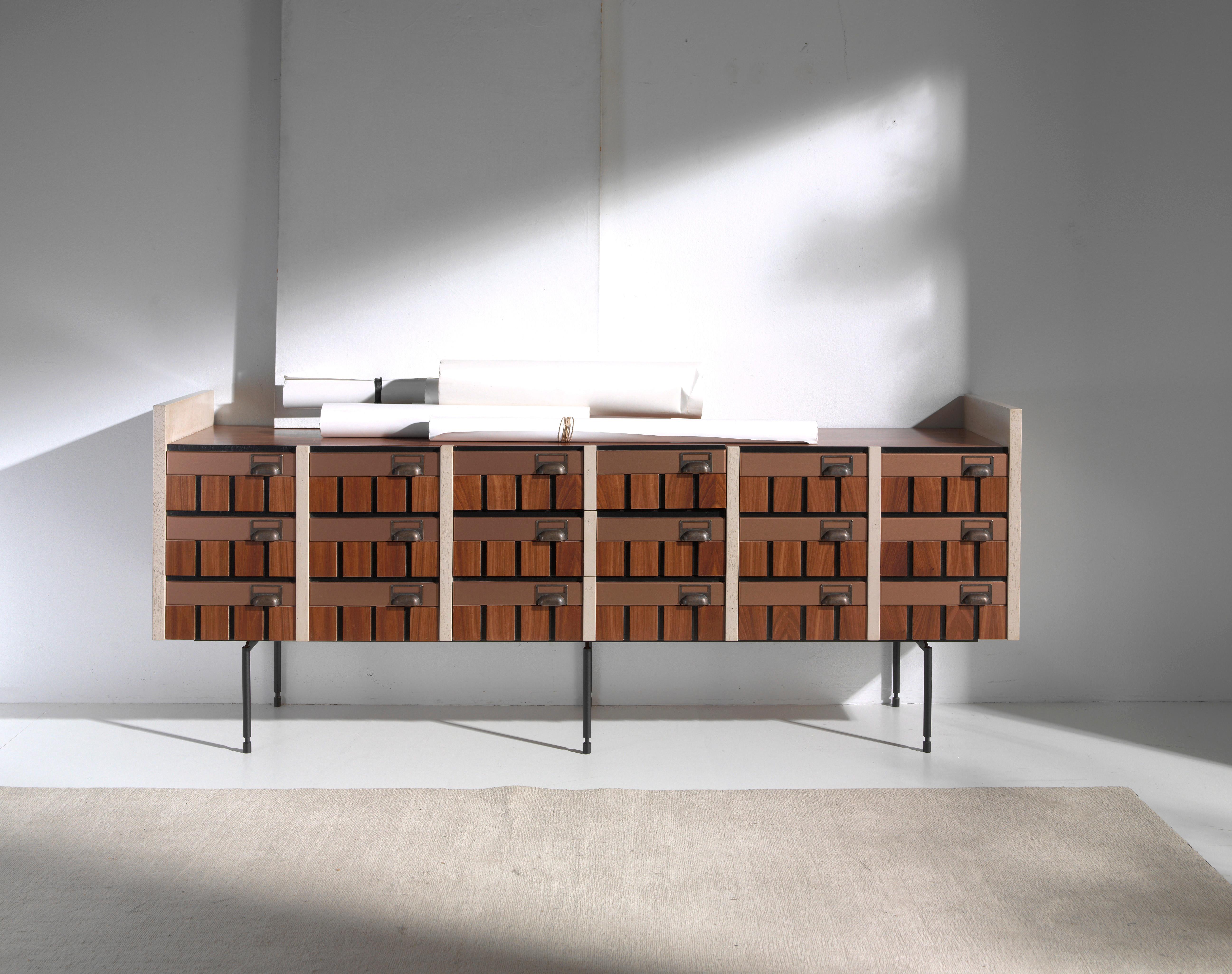Credenza Loft in stile industriale, due ante e tre cassetti, di Lola Glamour In condizioni Nuovo in vendita a Geneve, CH