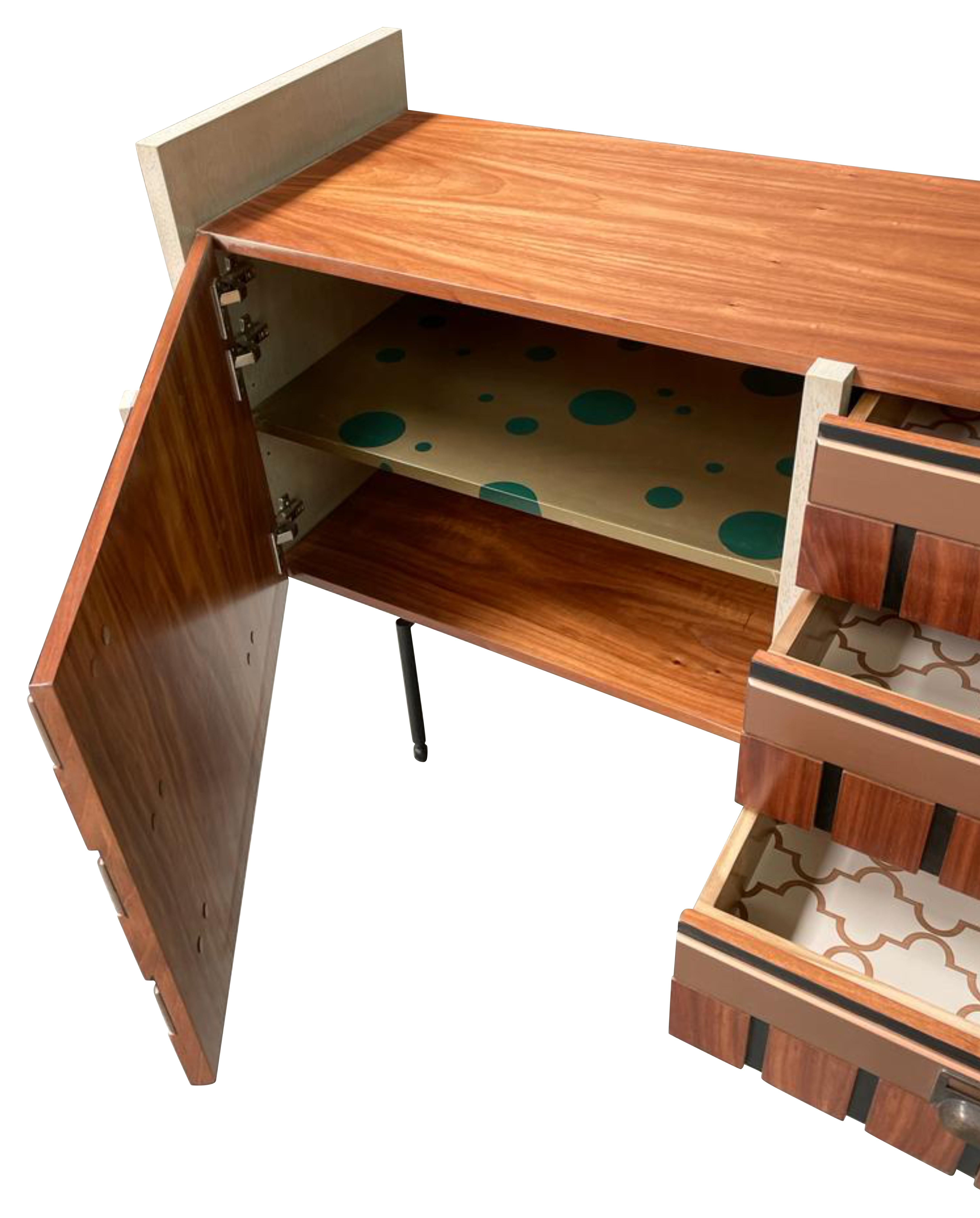 XXI secolo e contemporaneo Credenza Loft in stile industriale, due ante e tre cassetti, di Lola Glamour in vendita