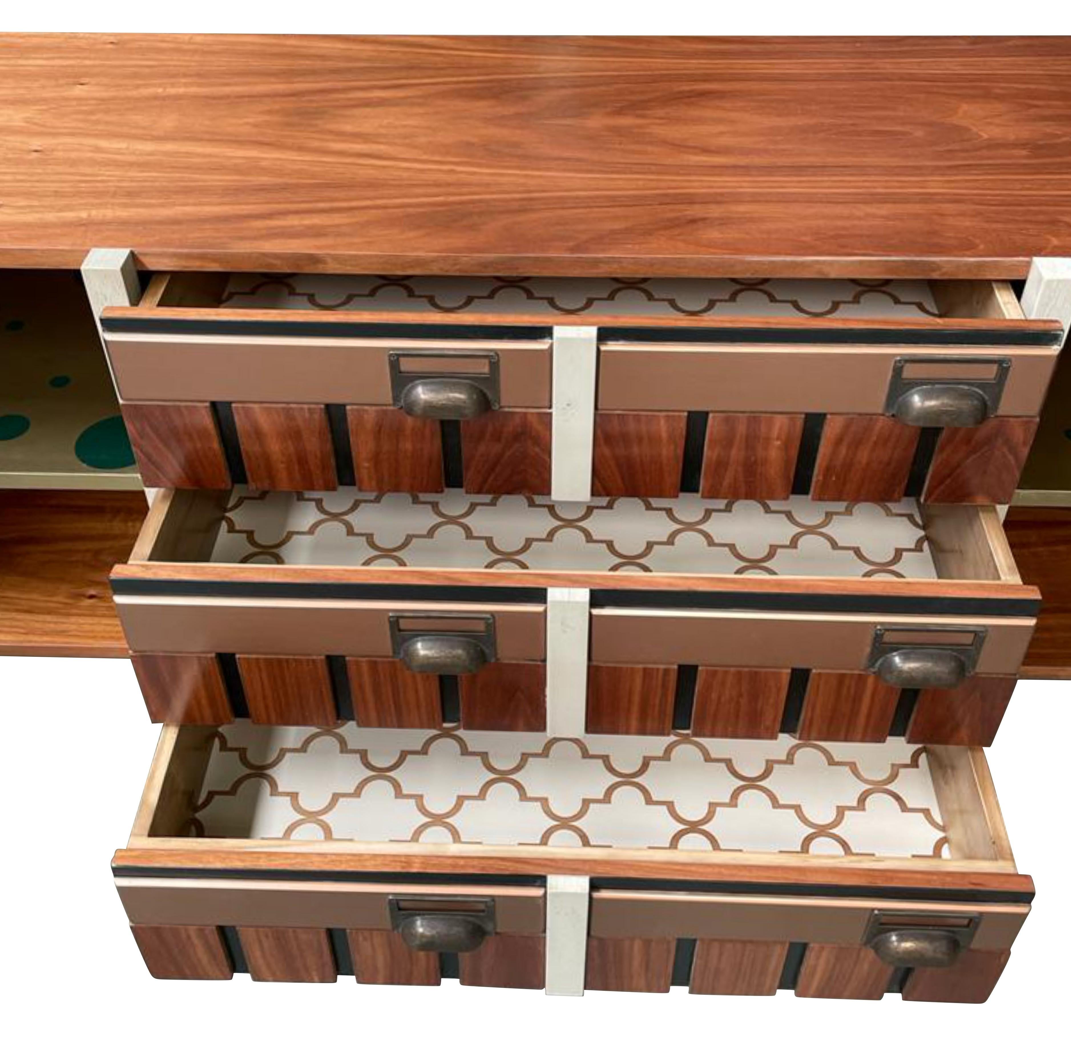 Credenza Loft in stile industriale, due ante e tre cassetti, di Lola Glamour in vendita 1