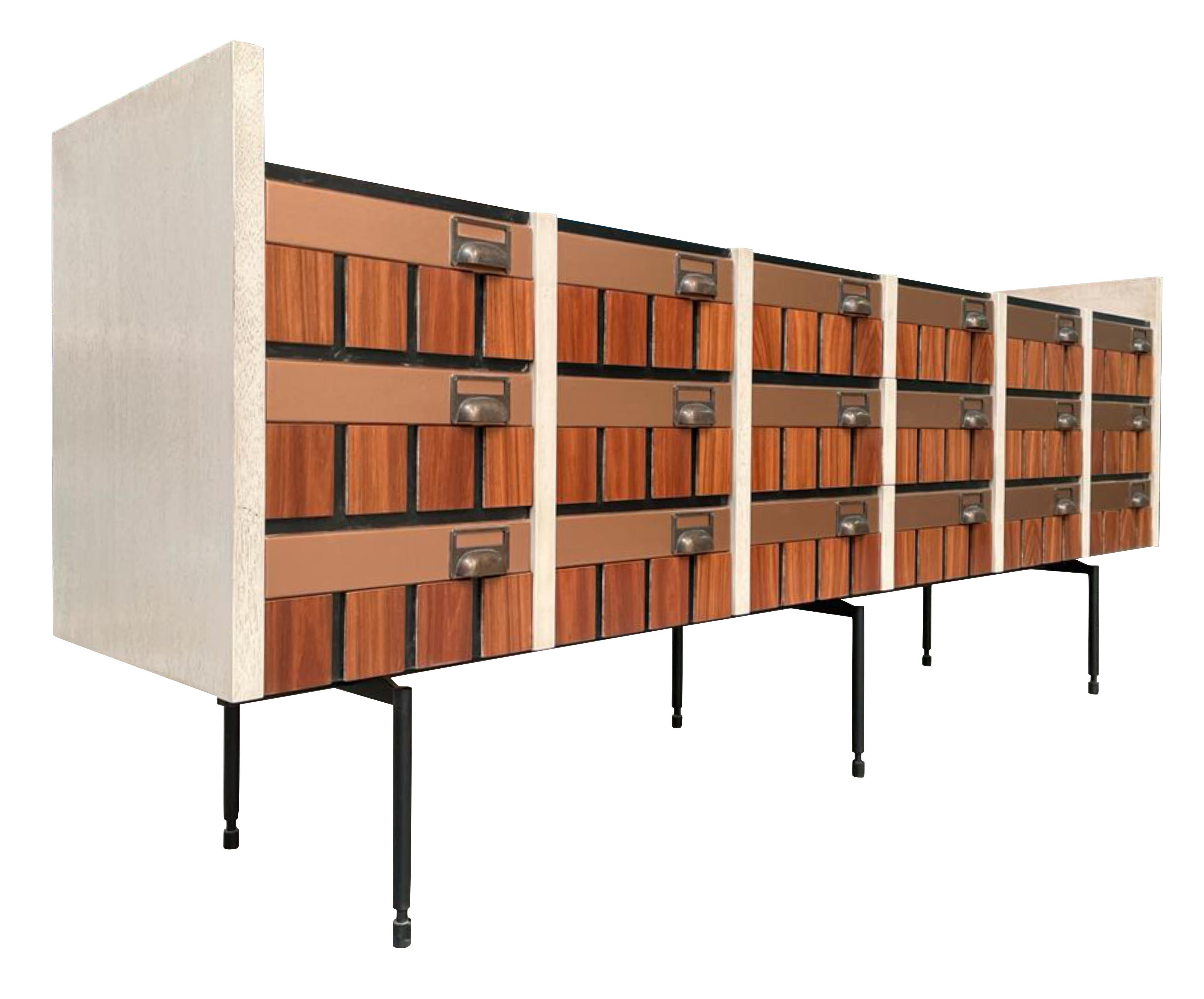 Credenza Loft in stile industriale, due ante e tre cassetti, di Lola Glamour in vendita 2