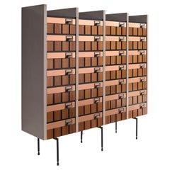 Loft-Schrank aus Holz und Eisen im industriellen Stil von Lola Glamour