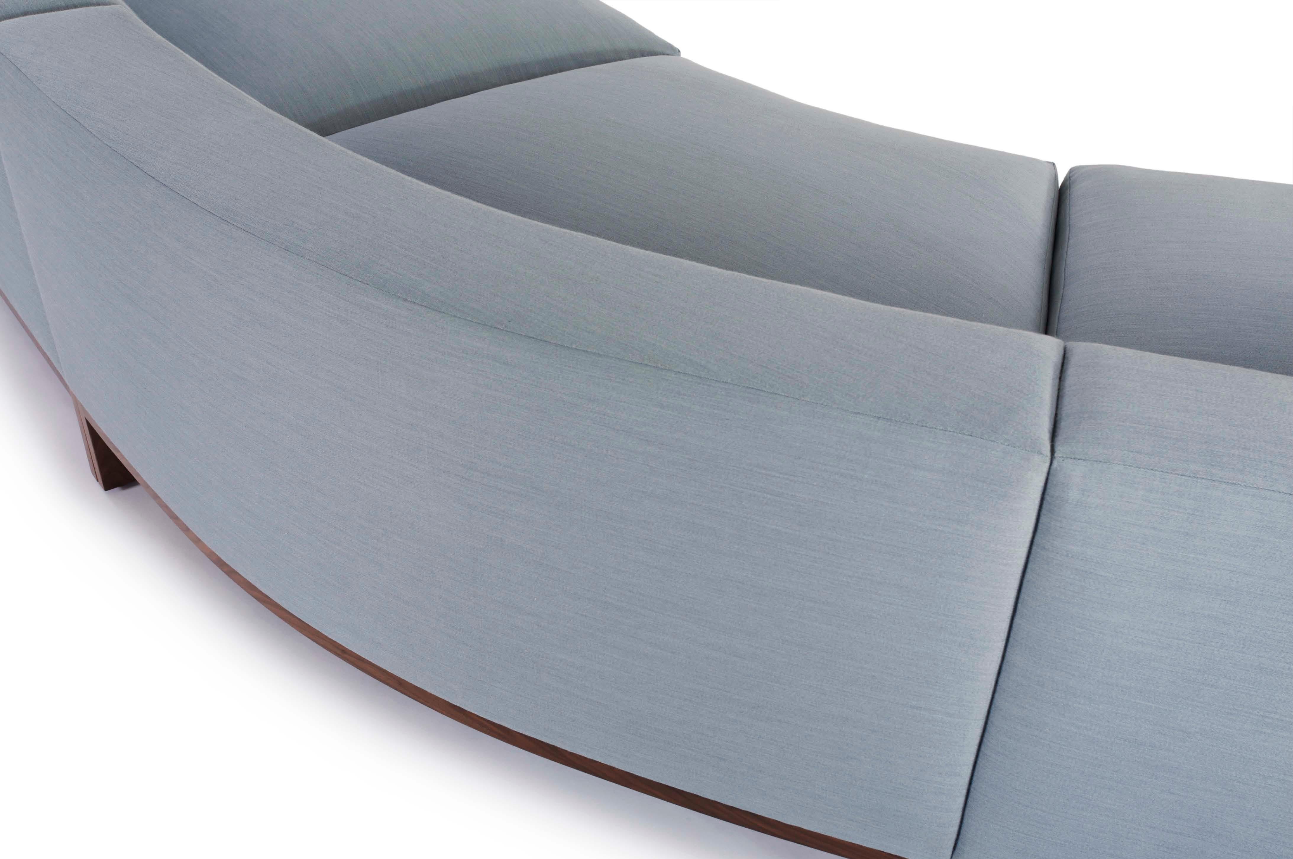 Einfache Linien mit einer einzigen subtilen Kurve machen das Sofa Loft elegant und energisch frisch. Das Design ist klassisch minimalistisch und raffiniert und stellt herkömmliche Vorstellungen von Größe und Raum in Frage.
