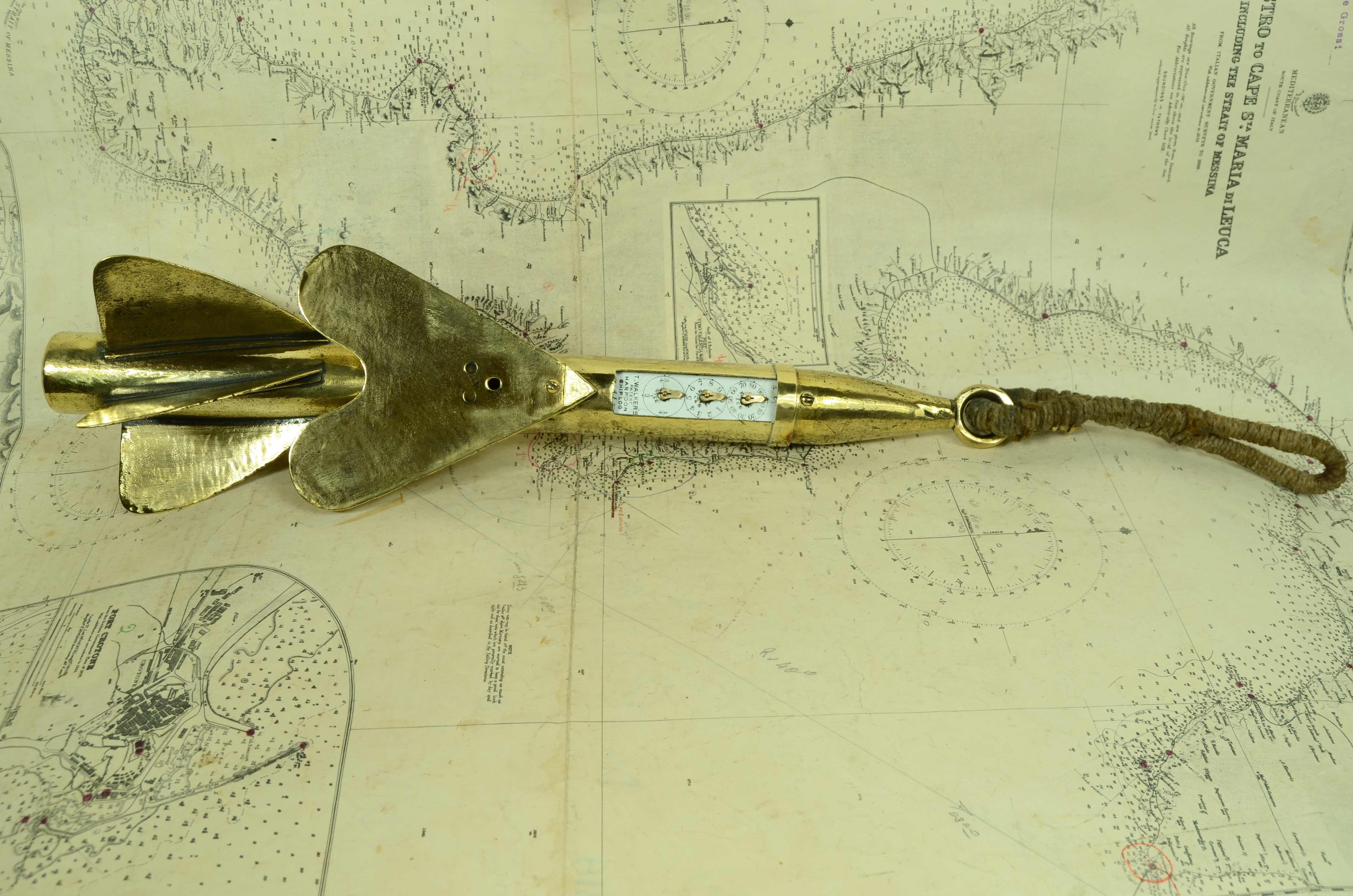 Brass nautical log or solcometer in the shape of a  speargun, signed T. Walker's 1870 In Good Condition For Sale In Milan, IT