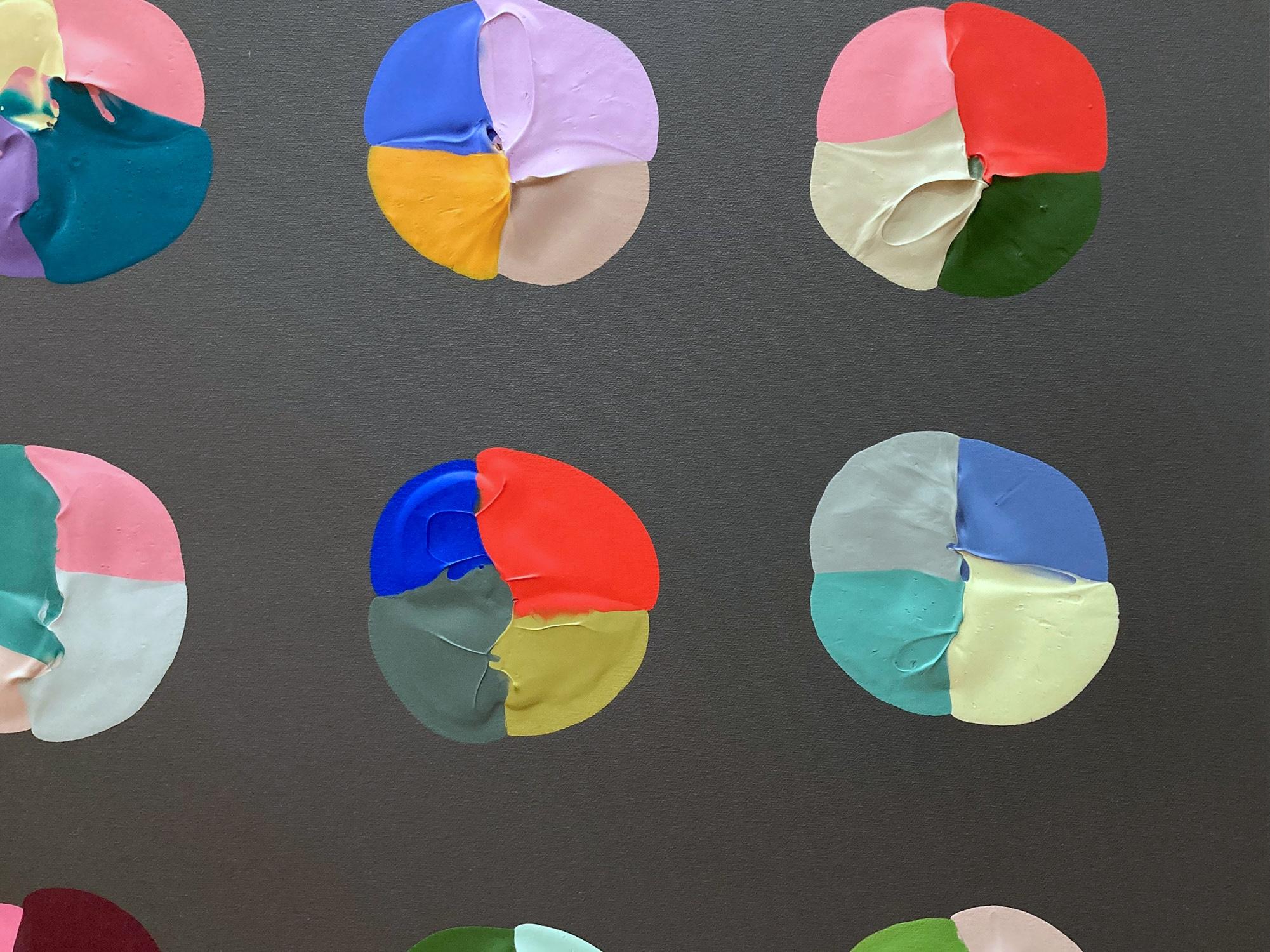 Un'opera astratta con un uso vivace del colore e della tecnica mista su tela. Come gli schizzi di una goccia di pioggia o le luci tremolanti nella città trafficata ci ricordano queste tele colorate. Le opere combinano forti contrasti di pittura