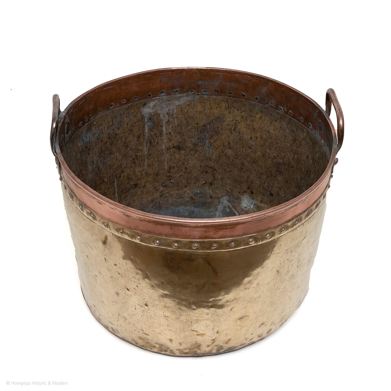 Barocco Fioriera Logbin in ottone con rivetti in rame in vendita