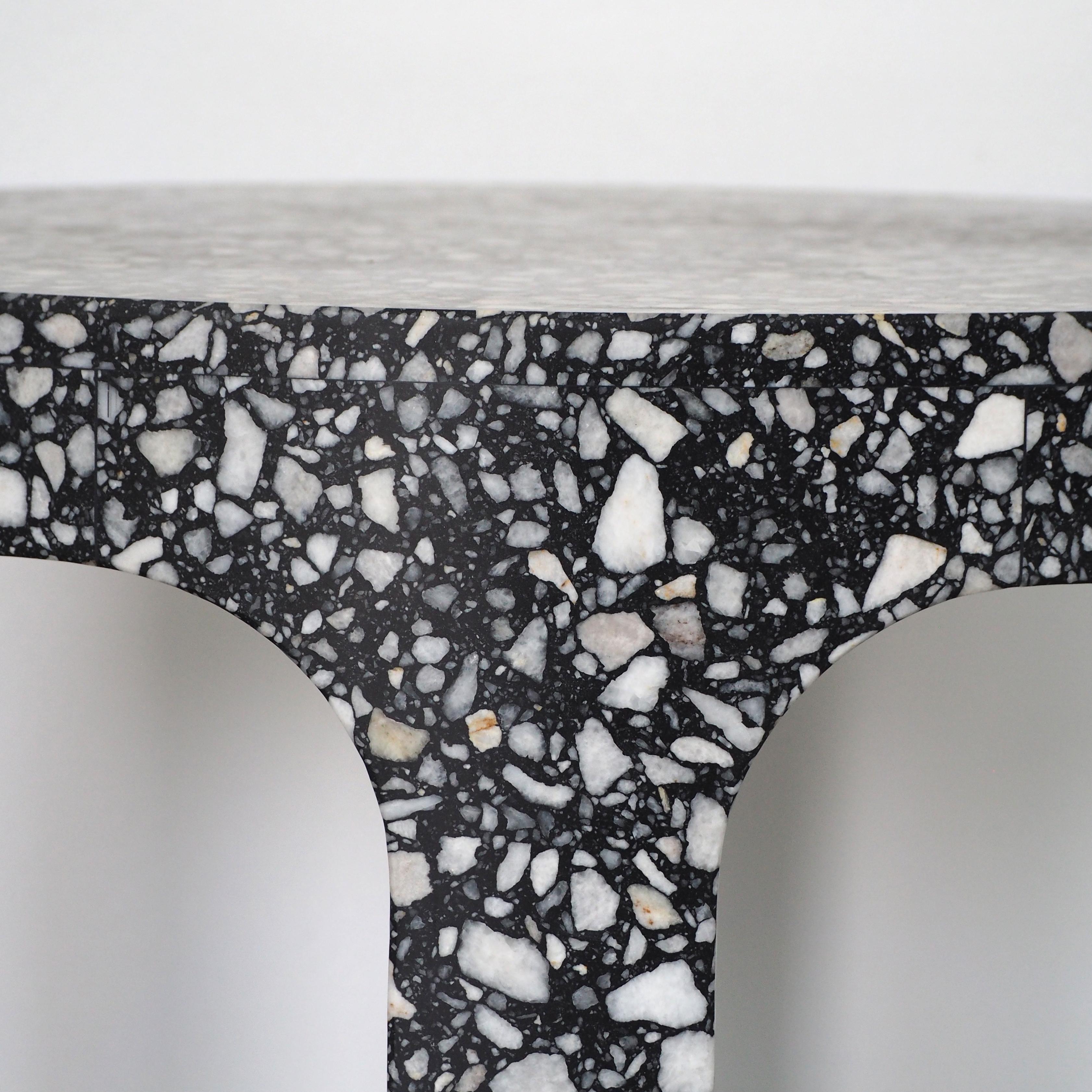 Moderne Grande table ronde Loggia ou grande table en marbre noir Terrazzo de Portego en vente