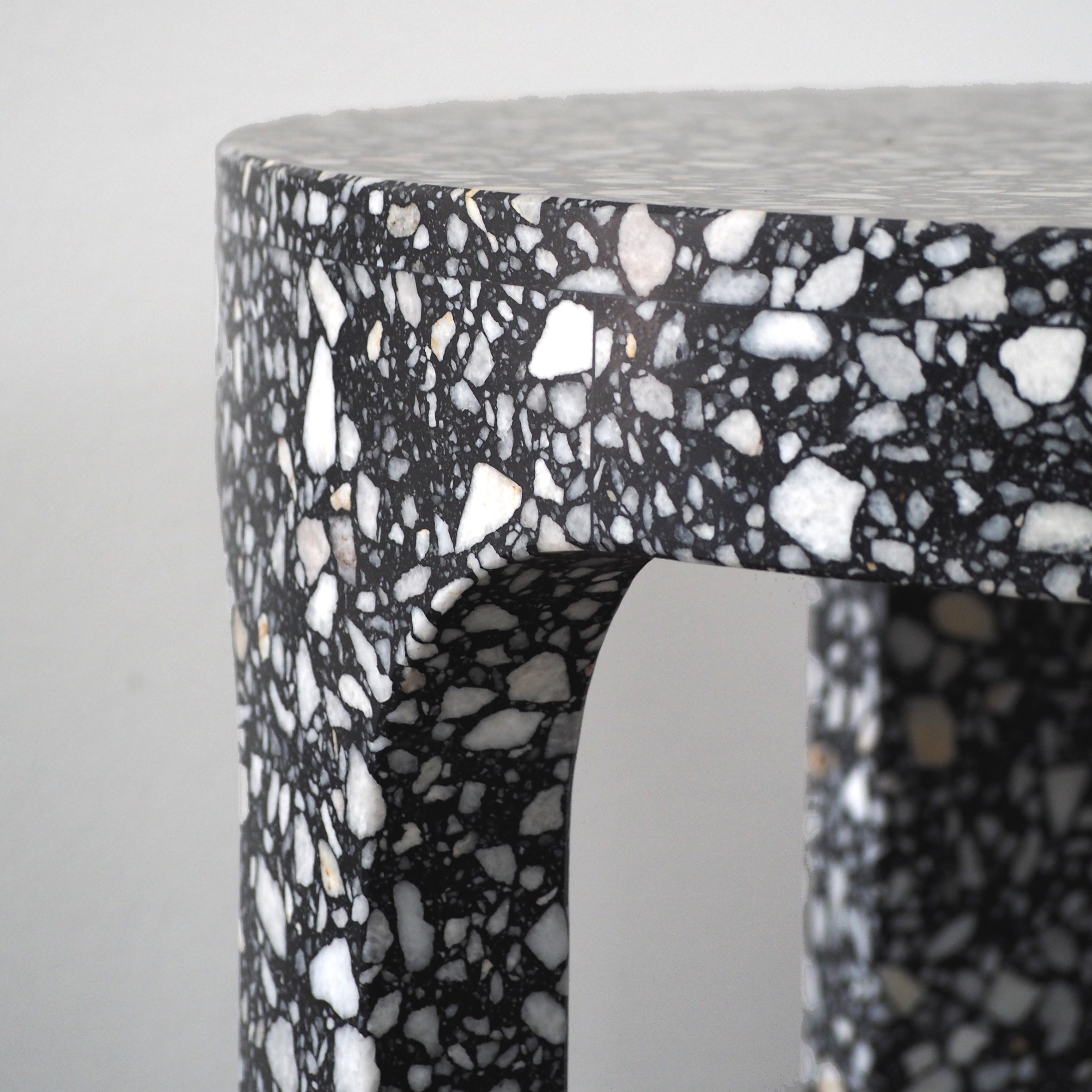 italien Grande table ronde Loggia ou grande table en marbre noir Terrazzo de Portego en vente