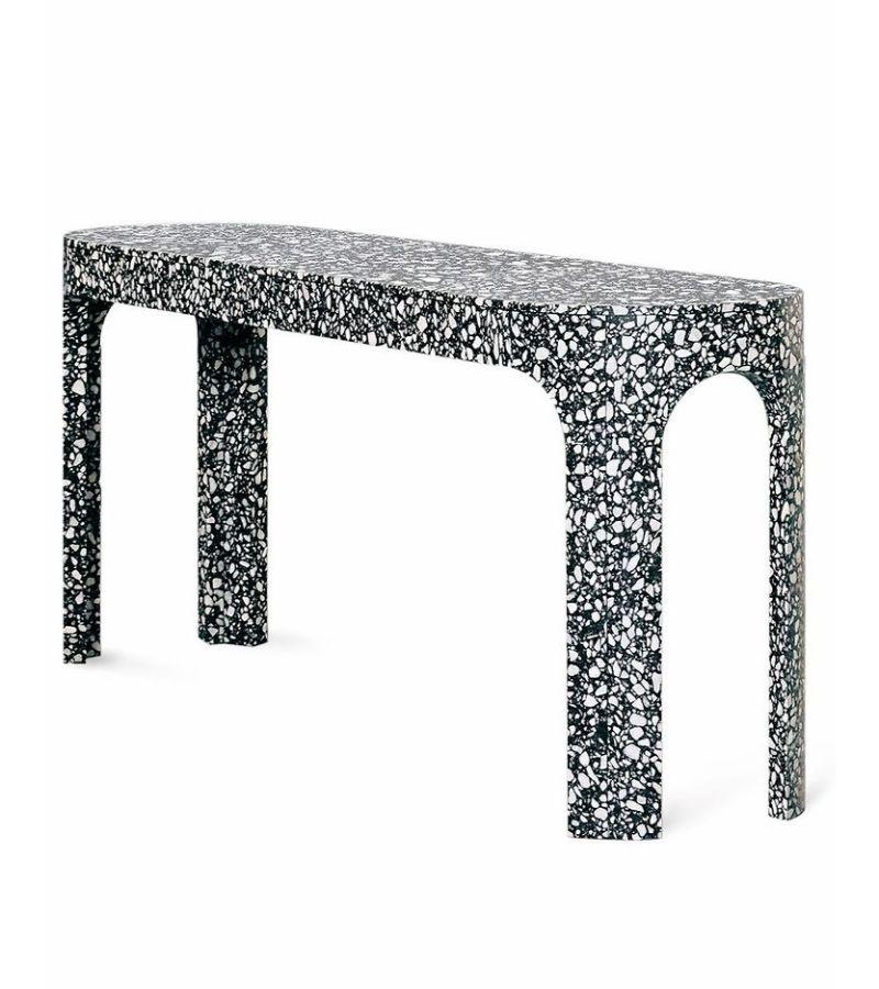 Table console Loggia en terrazzo par Matteo Leorato
Dimensions : D 160 x L 40 x H 80 cm
Matériaux : Terrazzo (marbre et résine). 
Disponible également en blanc.


Un élément essentiel au fort impact stylistique qui évoque les lignes classiques et
