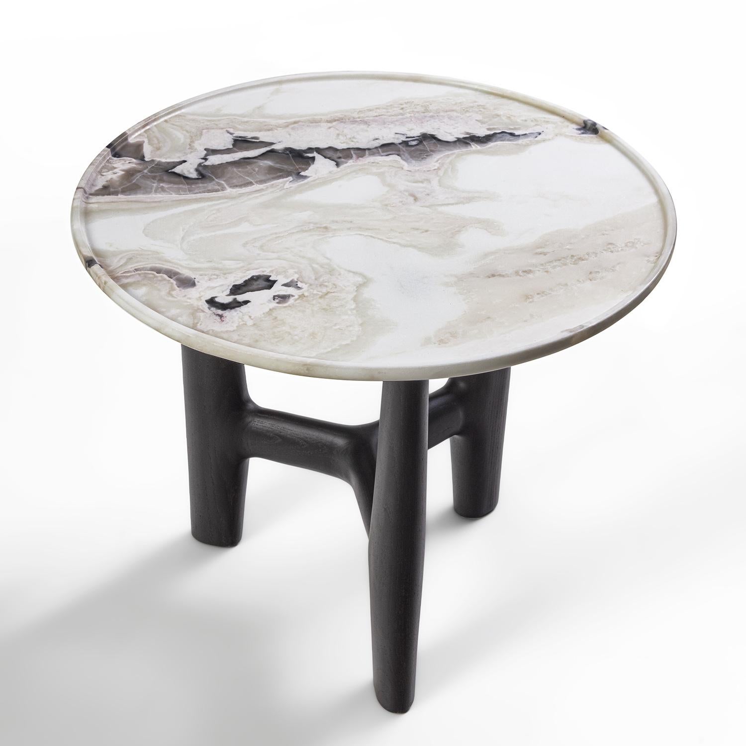 Side Table Logi Marble with solid walnut base
in wenge stained finish, with Dover white polished
marble top.
Also available on request with solid walnut base
in natural finish.
Also available on request with grey marble top, 
price: 5650,00€.