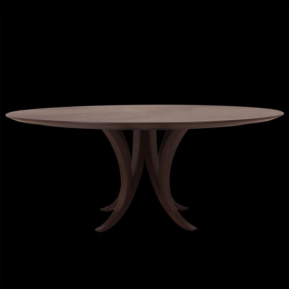 Round dining table in solid mahogany wood with
mahogany veneered top and hand carved solid
mahogany base. 8-seat table.
 