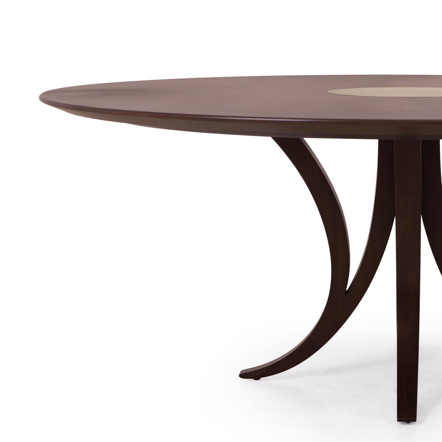 Table logical round in solid mahogany wood in tobacco
finish. With solid mahogany carved feet and with
veneered mahogany top with center top insert in
solid brass in vintage finish.
Available in:
Diameter 122 x H 75cm, price: 14500,00€
Diameter 152