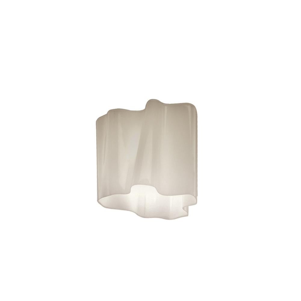 Inspired by the rays of light as they diffuse through the atmosphere, Logico’s blown-glass diffuser takes an organic shape used throughout the collection. 
 
 Logico mini and classic are now available in three color options : milky white, smoky