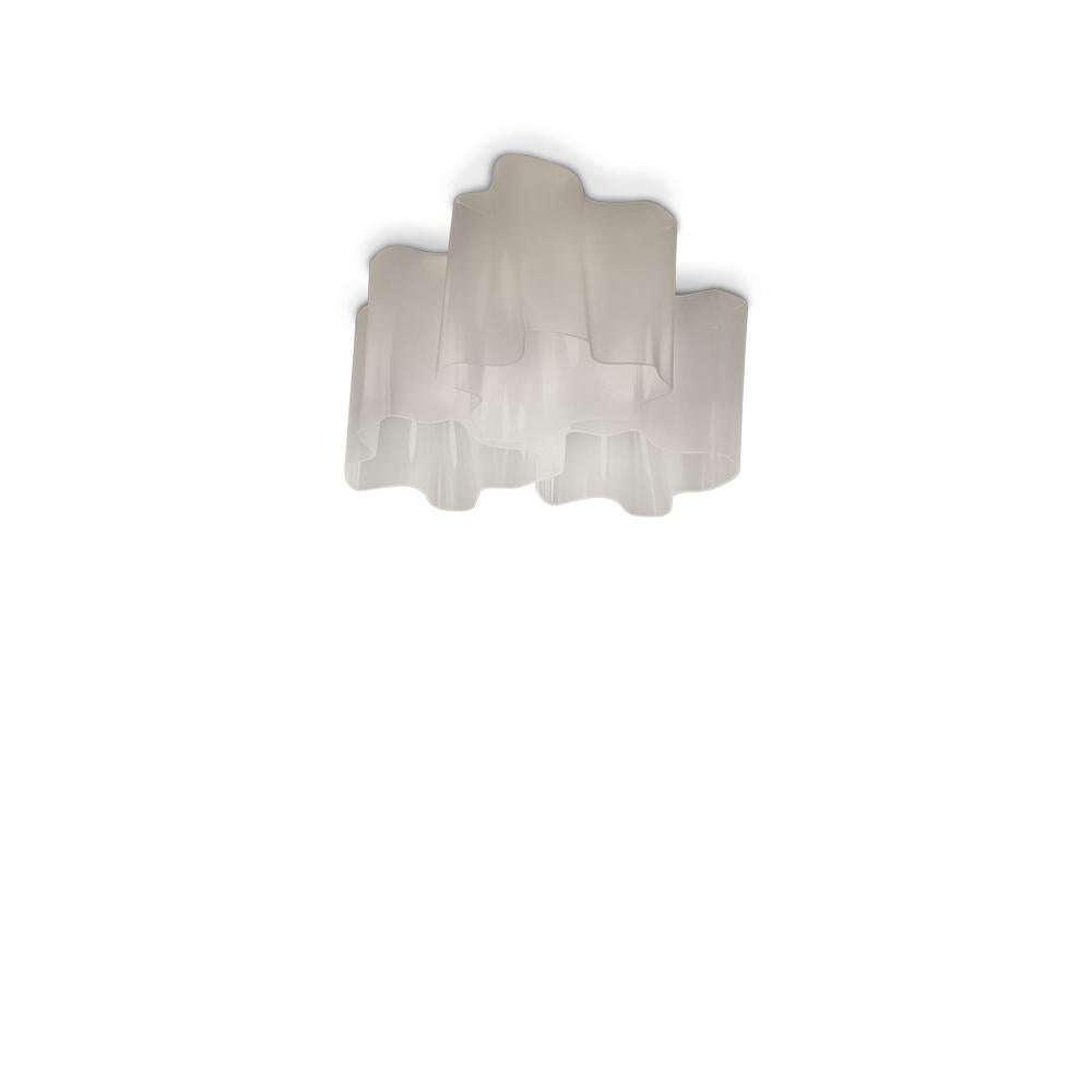 Inspired by the rays of light as they diffuse through the atmosphere, Logico’s blown-glass diffuser takes an organic shape used throughout the collection. 
 
 Logico Mini & Classic ares now available in three color options : milky white, smoky grey,