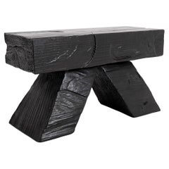 Logniture, Hocker aus geschwärztem Holz mit abgewinkeltem, geometrischem Sockel - Bold Artisan Design