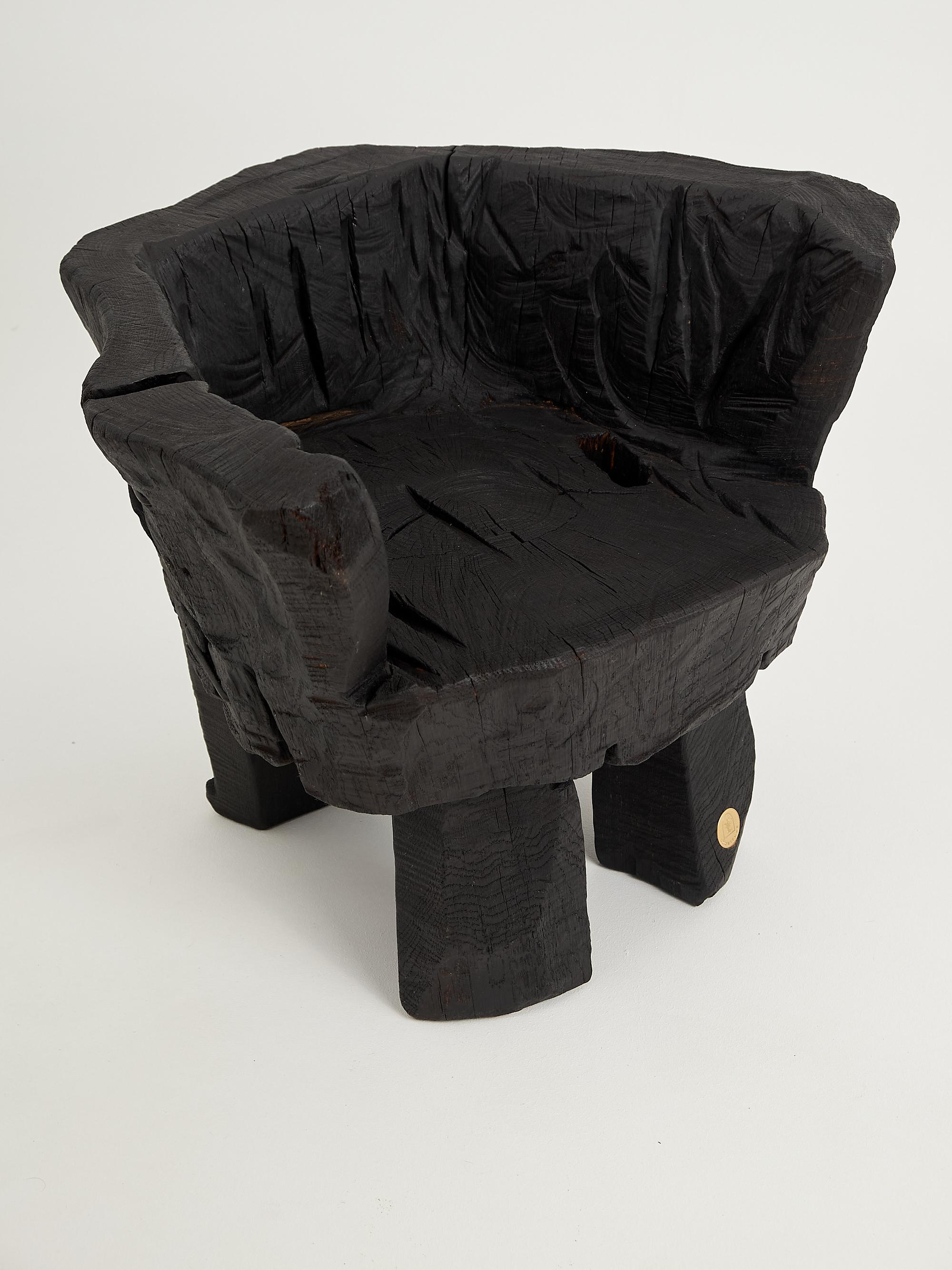 Logniture, Sillón Escultural Brutalista, Madera Maciza de Roble Quemado, Único 1/1 en venta 11