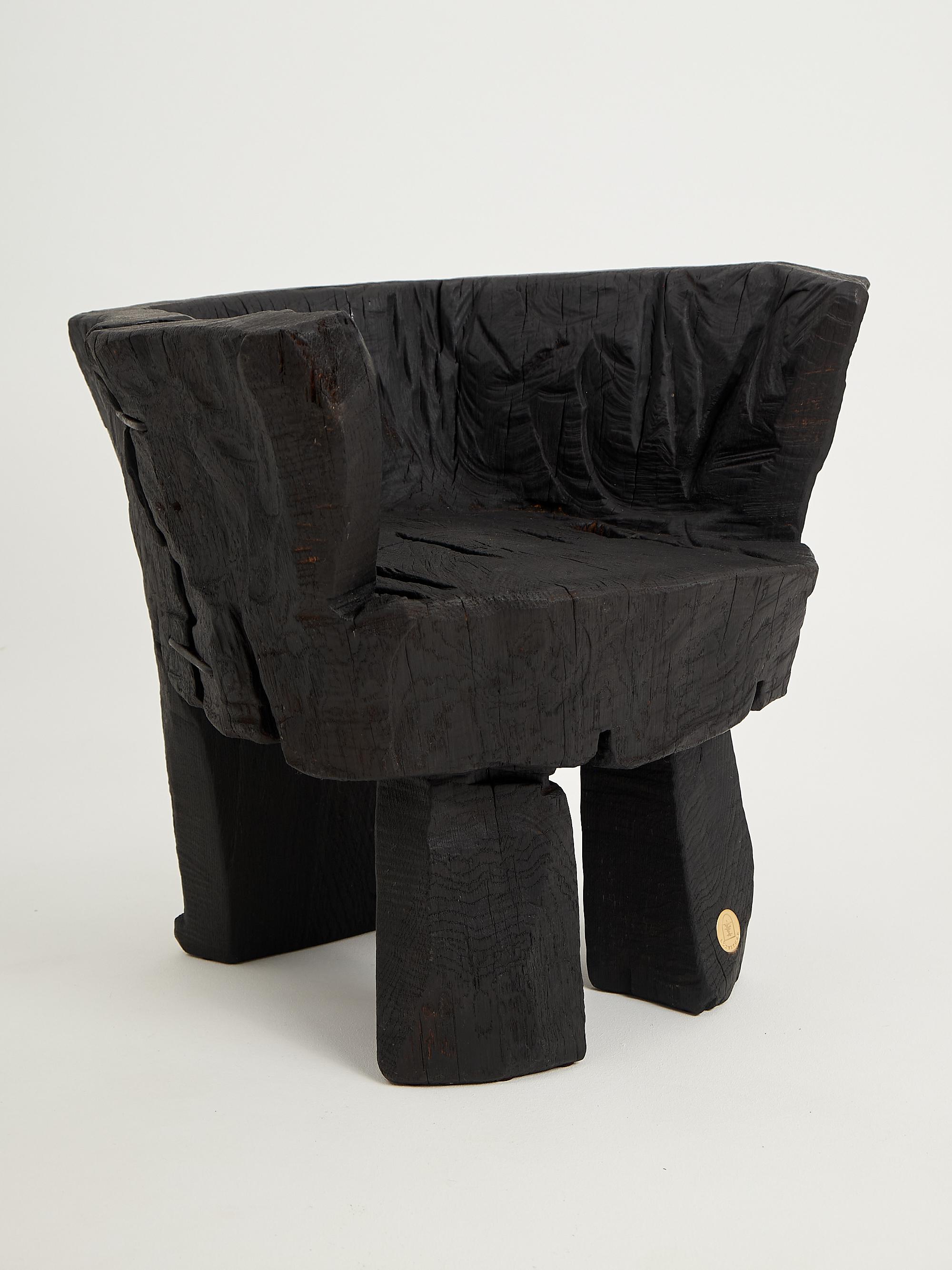 Sillón tallado con motosierra. Tallada en una sola pieza de madera de roble quemada y protegida con aceites de la máxima calidad, lo que garantiza su durabilidad durante generaciones. Este diseño único hecho a mano realzará su interior y aportará