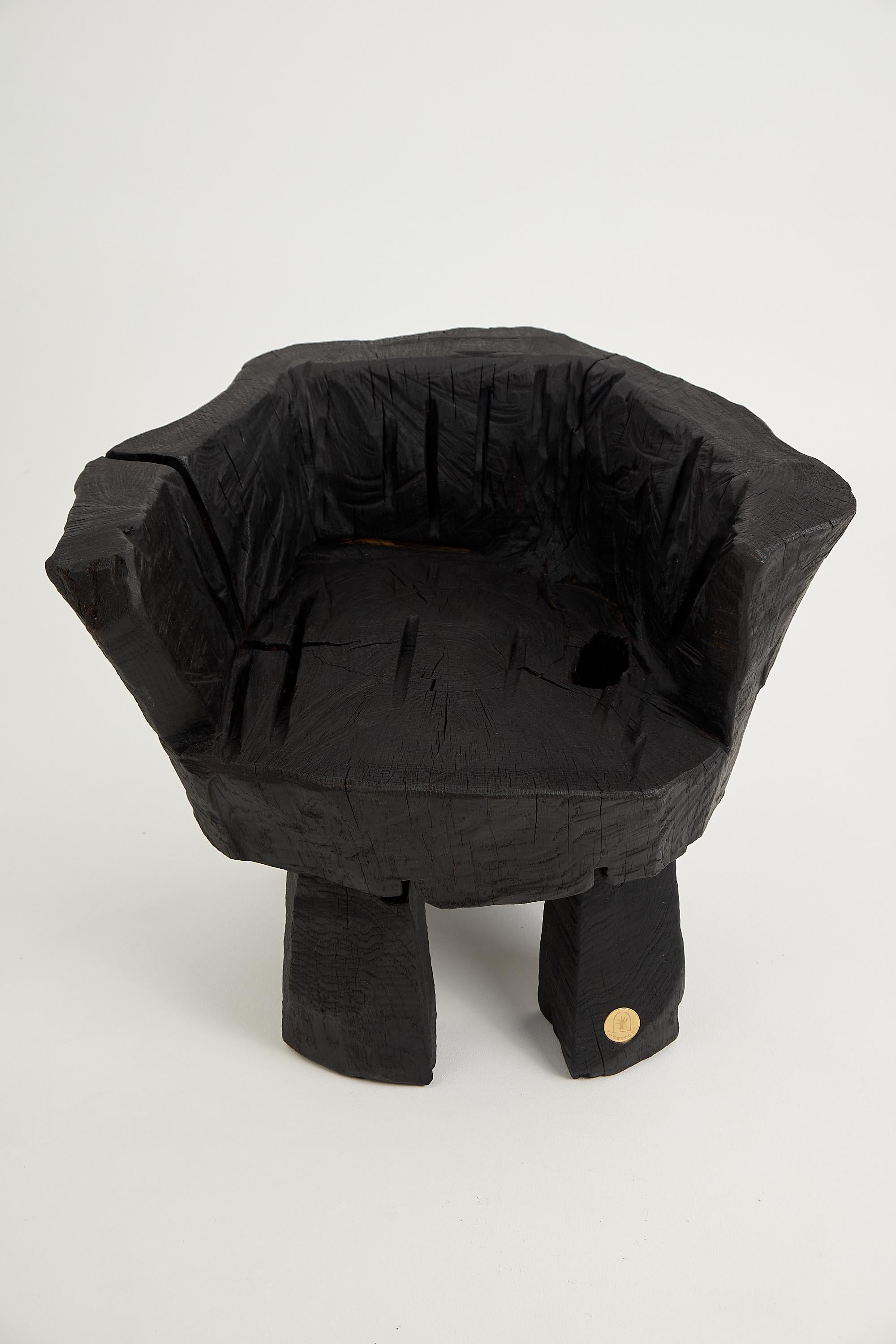Logniture, Sillón Escultural Brutalista, Madera Maciza de Roble Quemado, Único 1/1 Tallado en venta